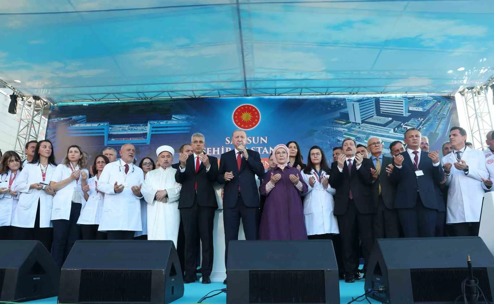 SAMSUN ŞEHİR HASTANESİ'NİN RESMİ AÇILIŞI VE GENÇLERLE BULUŞMA PROGRAMI İÇİN KENTE GELEN CUMHURBAŞKANI RECEP TAYYİP ERDOĞAN, VATANDAŞLARIN YOĞUN İLGİSİYLE KARŞILAŞTI.