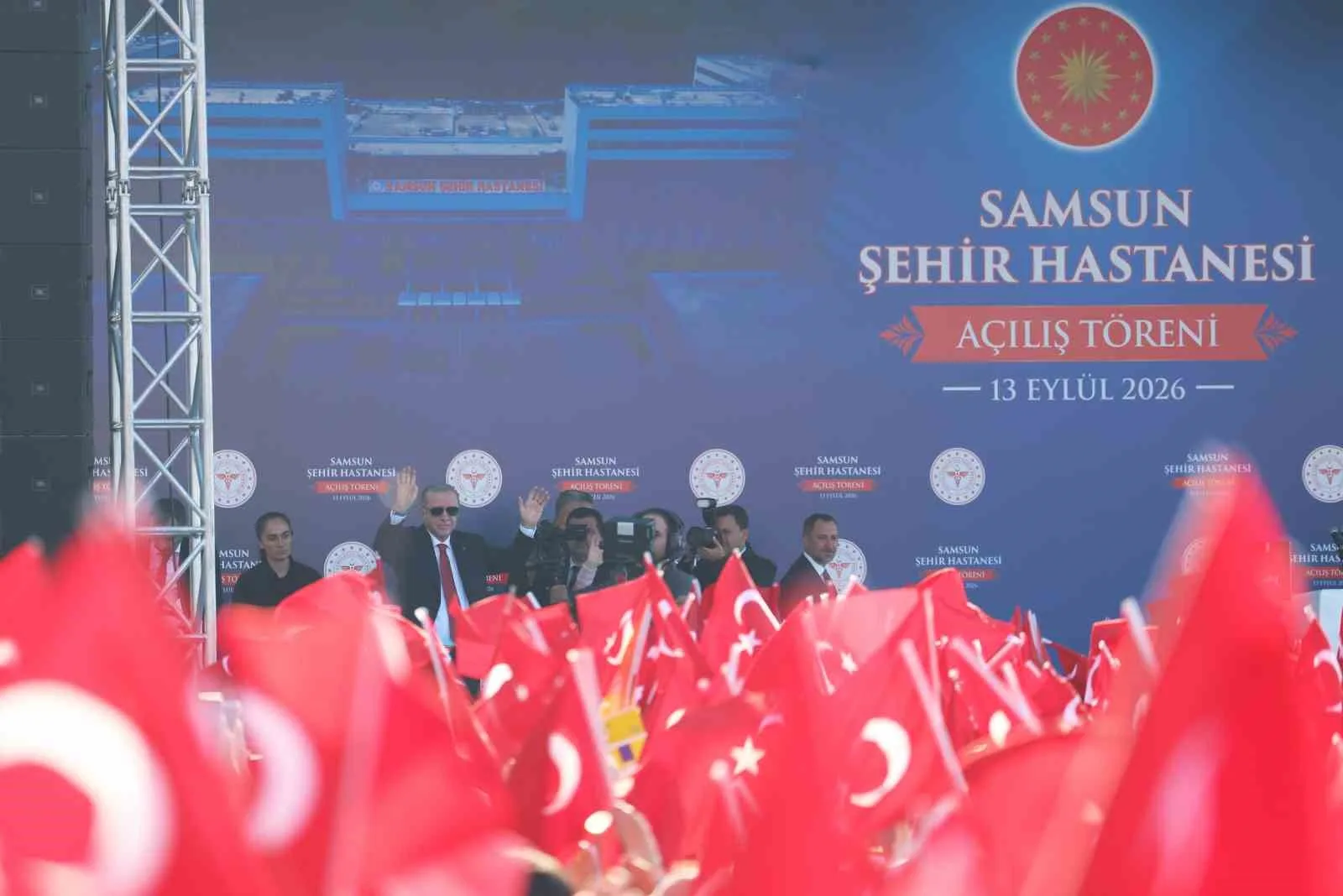 SAMSUN ŞEHİR HASTANESİ'NİN RESMİ AÇILIŞI VE GENÇLERLE BULUŞMA PROGRAMI İÇİN KENTE GELEN CUMHURBAŞKANI RECEP TAYYİP ERDOĞAN, VATANDAŞLARIN YOĞUN İLGİSİYLE KARŞILAŞTI.