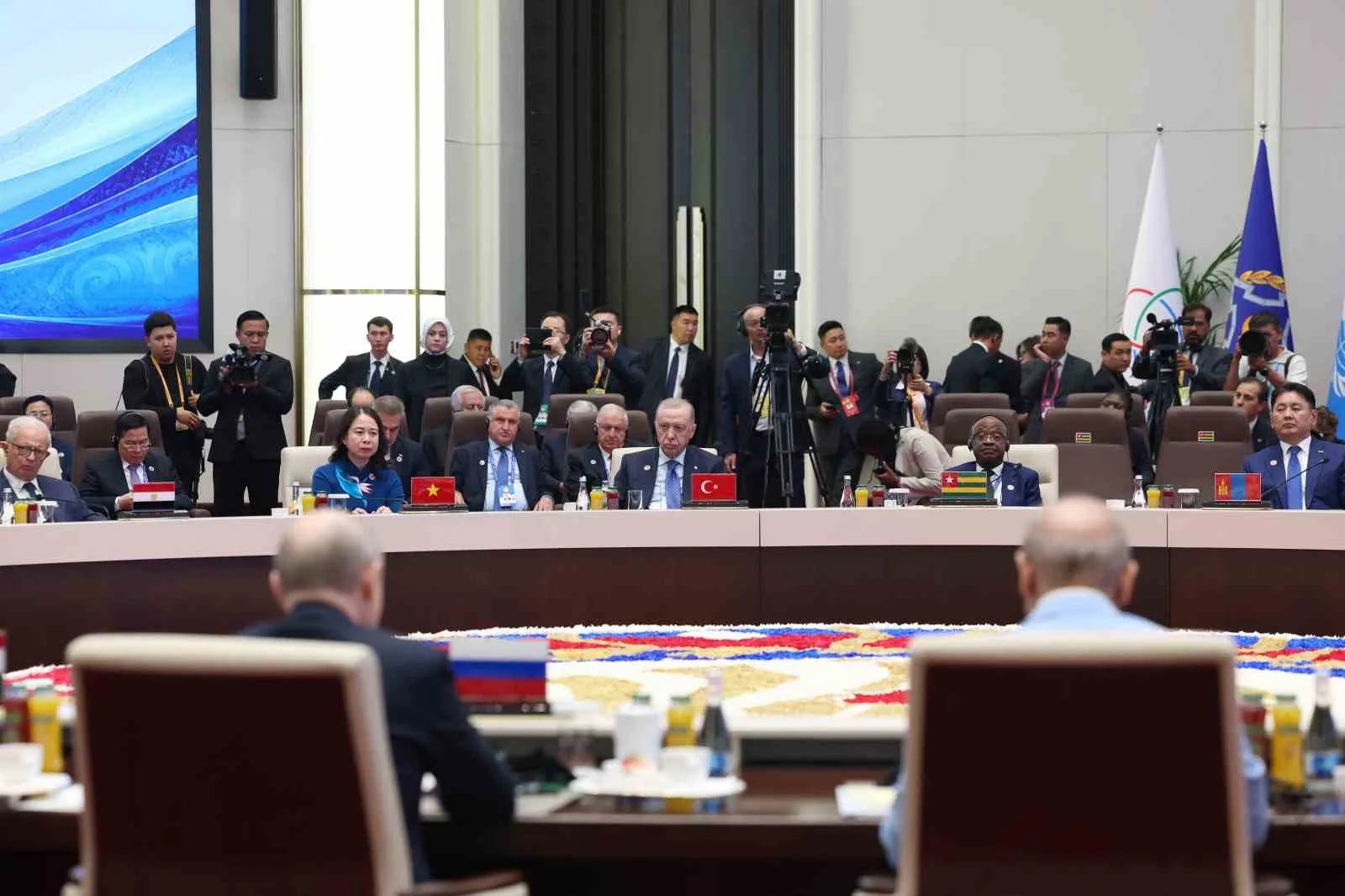 KIRGIZİSTAN'IN BAŞKENTİ BİŞKEK'TE CUMHURBAŞKANI RECEP TAYYİP ERDOĞAN'IN KATILDIĞI ŞANGHAY İŞBİRLİĞİ ÖRGÜTÜ (ŞİÖ) ZİRVESİ'NİN GENİŞLETİLMİŞ OTURUMU BAŞLADI.