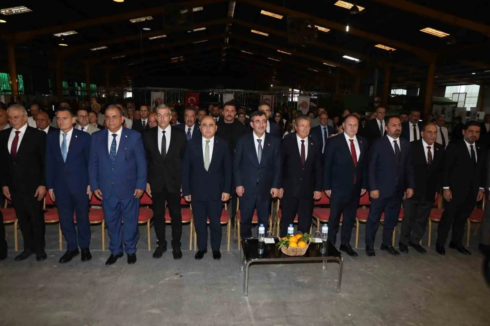 CUMHURBAŞKANI YARDIMCISI CEVDET YILMAZ, KUZEY KIBRIS TÜRK CUMHURİYETİ’NDE (KKTC) GÜZELYURT SOĞUK HAVA DEPOSU ENTEGRE TESİSLERİ’NİN AÇILIŞ TÖRENİNDE YAPTIĞI KONUŞMADA, "KAYNAKLARIMIZI ÜRETİMİ ARTIRAN, İSTİHDAMI DESTEKLEYEN VE TOPLUMUN REFAHINI YÜKSELTEN YATIRIMLARA YÖNLENDİRMEYE DEVAM EDECEĞİZ" DEDİ. YILMAZ, YAKLAŞIK 10,4 MİLYON DOLARLIK YATIRIMLA HAYATA GEÇİRİLEN TESİSİN 15 BİN TONLUK MUHAFAZA KAPASİTESİNE SAHİP OLDUĞUNU AÇIKLADI.