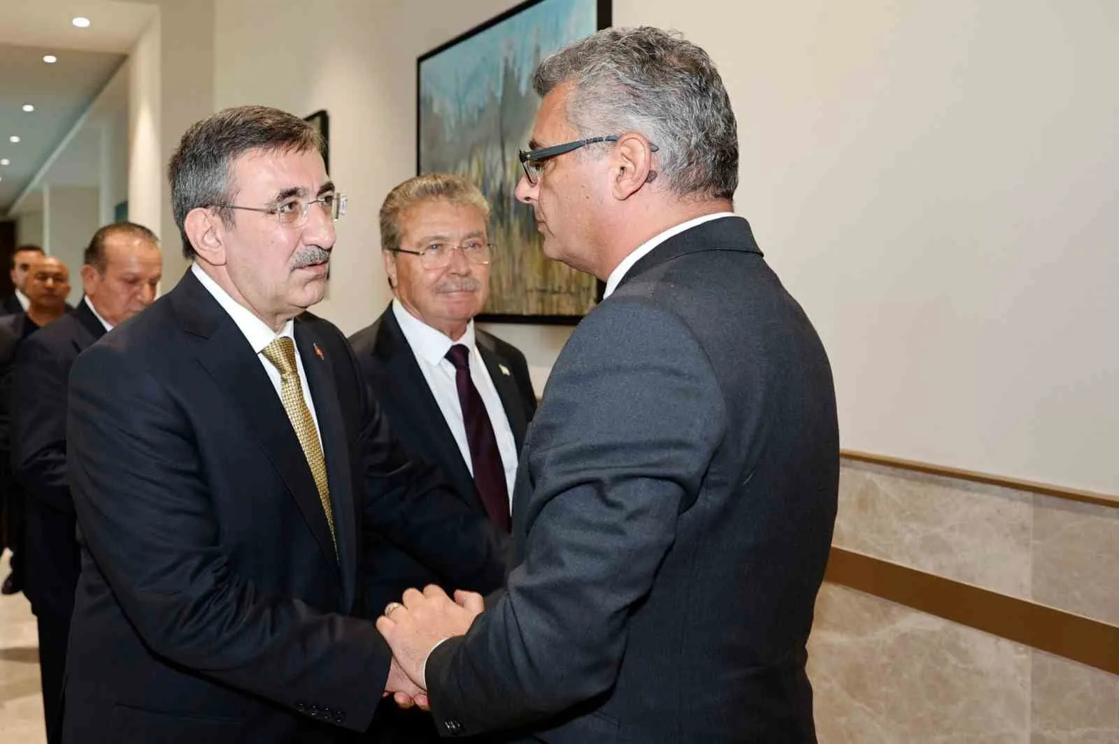 CUMHURBAŞKANI YARDIMCISI CEVDET YILMAZ VE BERABERİNDEKİ HEYET, TAZİYE ZİYARETİNDE BULUNMAK ÜZERE GELDİKLERİ KKTC CUMHURBAŞKANI TUFAN ERHÜRMAN İLE GÖRÜŞTÜ.