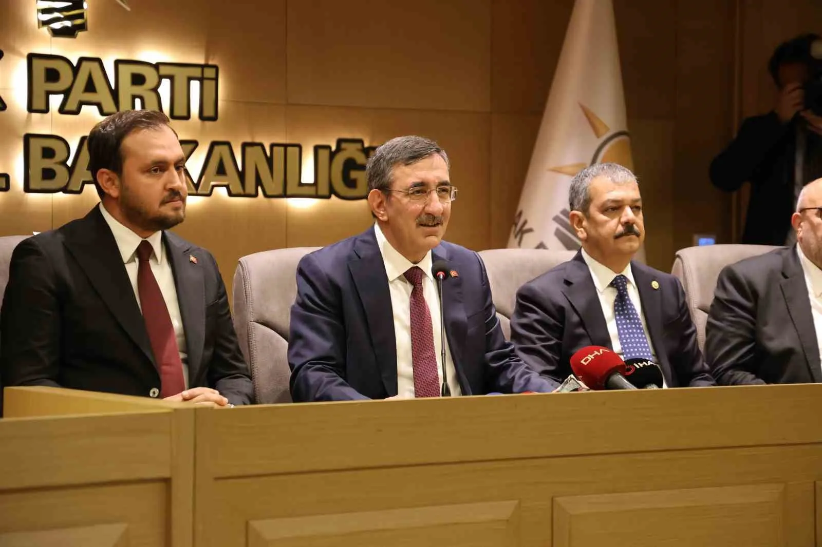 ELAZIĞ'DA AK PARTİ TEŞKİLATIYLA BULUŞAN VE BURADA AÇIKLAMALARDA BULUNAN CUMHURBAŞKANI YARDIMCISI CEVDET YILMAZ, CUMHURBAŞKANI RECEP TAYYİP ERDOĞAN'IN BM'DE YAPTIĞI KONUŞMAYA DEĞİNEREK " NETANYAHU HÜKÜMETİNİN TÜRKİYE CUMHURİYETİ'NE LAF SÖYLEMESİNİN HİÇBİR KIYMETİHARBİYESİ YOKTUR" DEDİ.