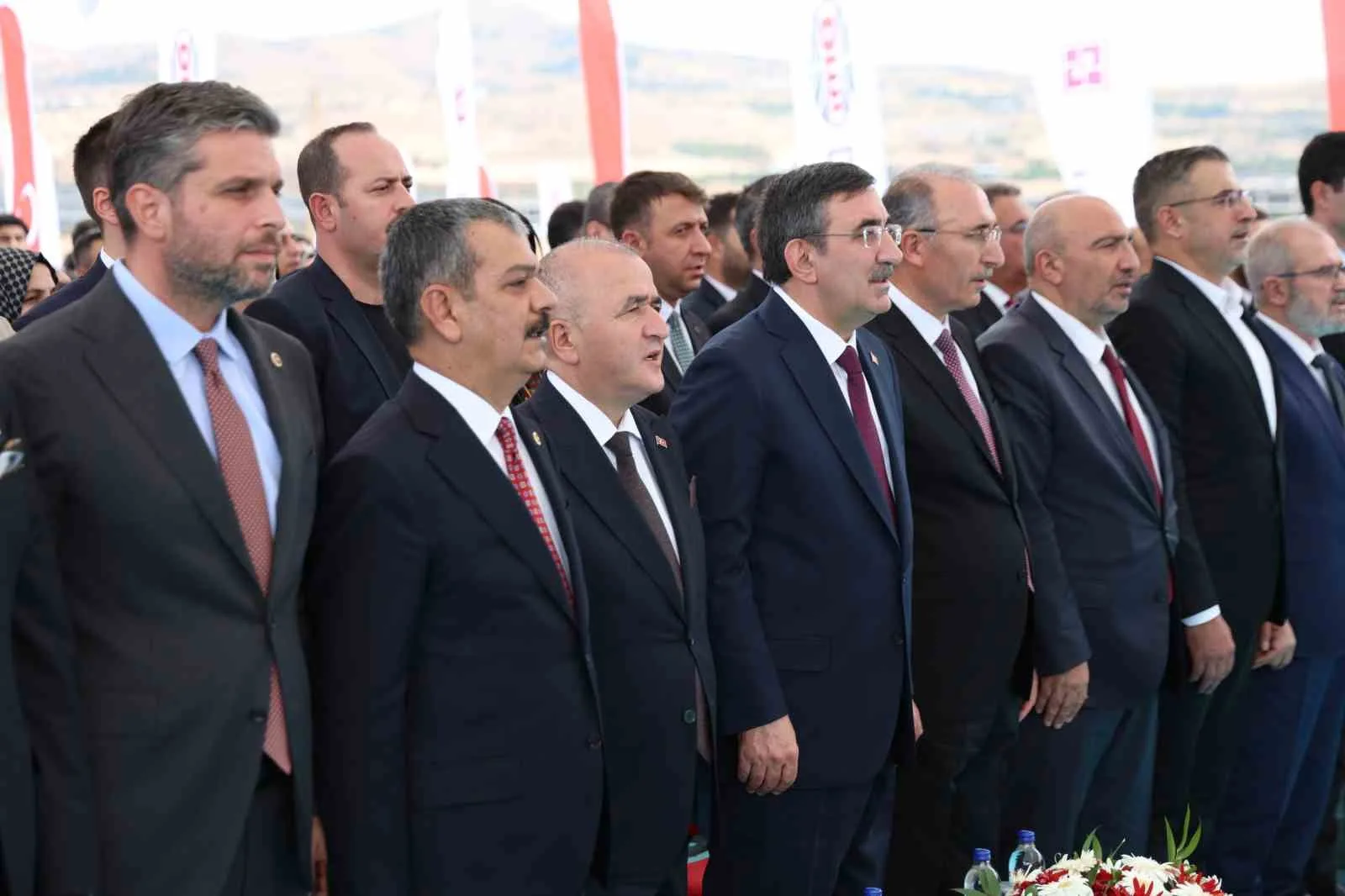 CUMHURBAŞKANI YARDIMCISI CEVDET YILMAZ, "BUGÜN BİZİM VATANDAŞIMIZIN YILLIK ORTALAMA POLİKLİNİK SAYISI OECD ÜLKELERİNİN ORTALAMA OLARAK OLDUKÇA ÜZERİNDE. SAĞLIKTA ERİŞİMİN EN GÜÇLÜ OLDUĞU ÜLKELERDEN BİRİ OLARAK TÜRKİYE ÇOK FARKLI BİR YERE GELMİŞ DURUMDA