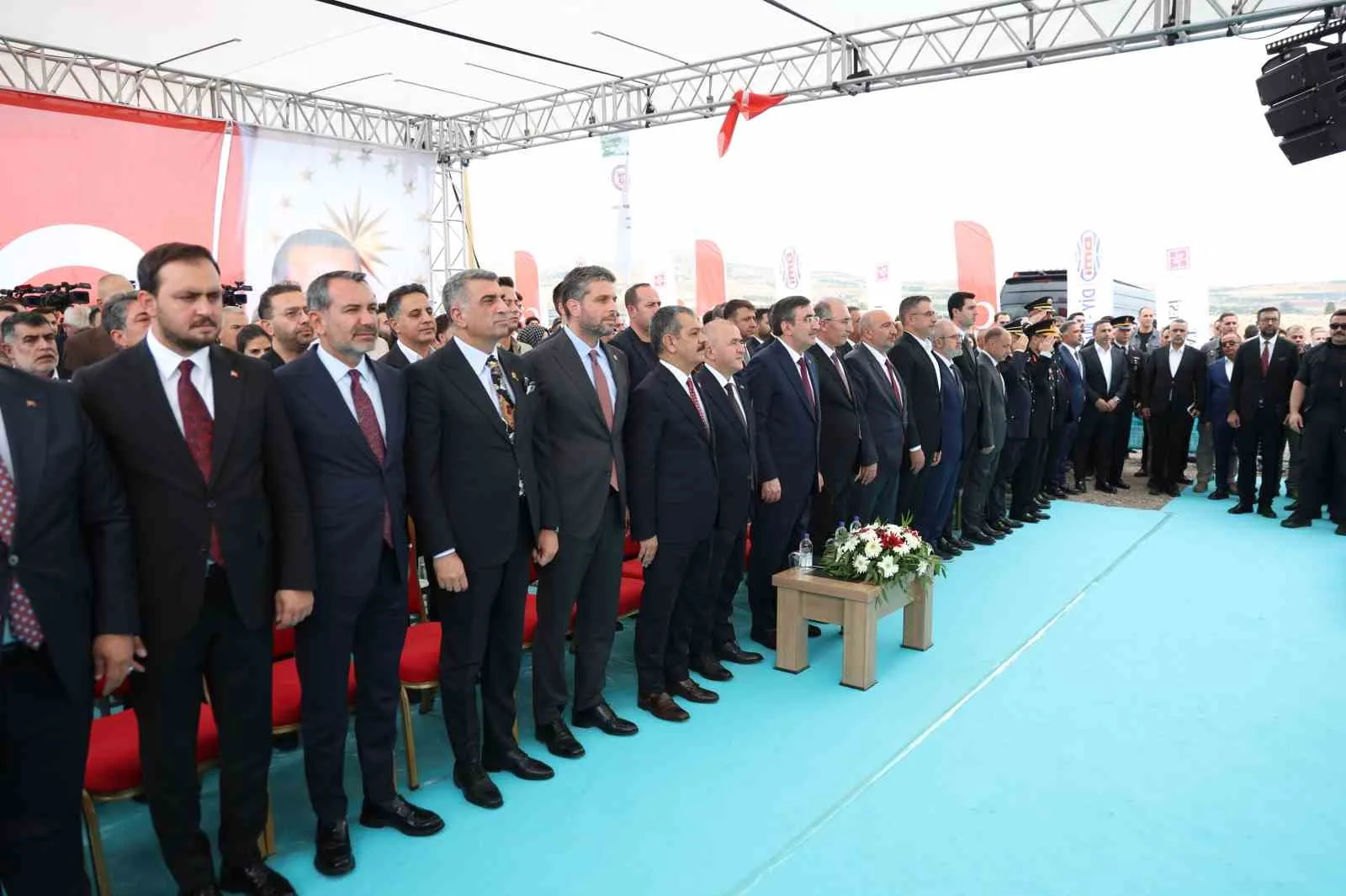 CUMHURBAŞKANI YARDIMCISI CEVDET YILMAZ, FIRAT ÜNİVERSİTESİ HASTANESİ’NİN YENİ YAPILACAK ALANDA TEMEL ATMA PROGRAMINA KATILARAK AÇIKLAMALARDA BULUNDU.