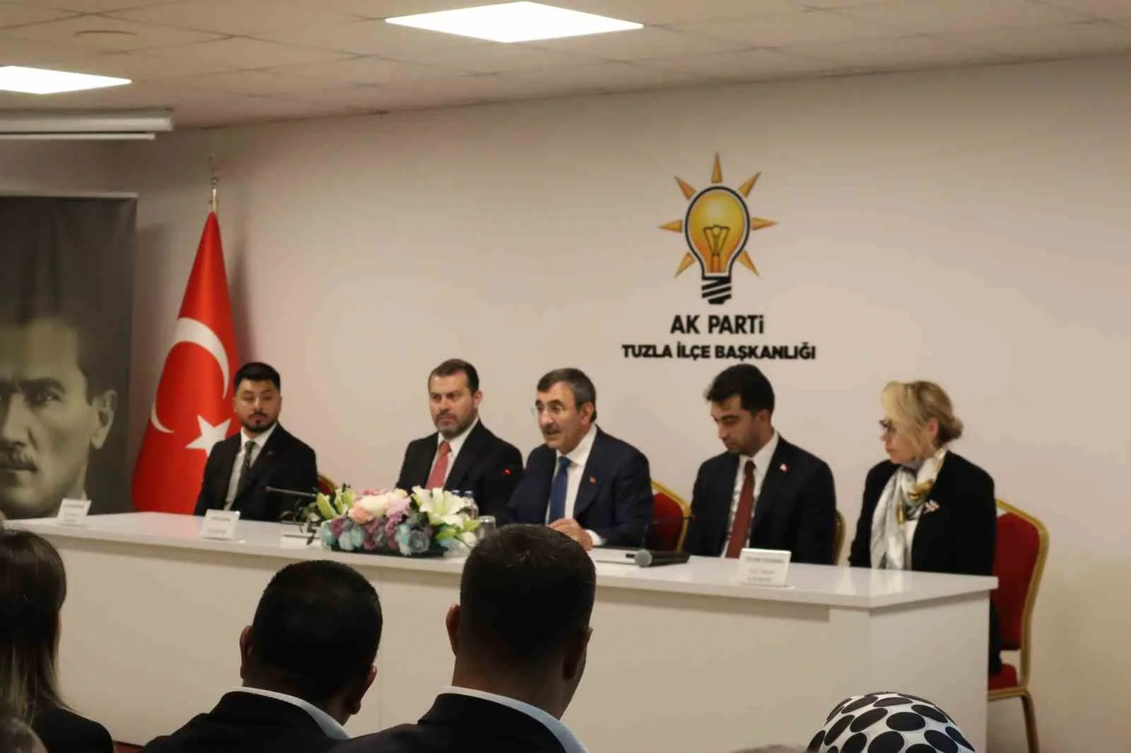 AK PARTİ TUZLA İLÇE TEŞKİLATI BULUŞMASINA KATILAN CUMHURBAŞKANI YARDIMCISI CEVDET YILMAZ, TÜRKİYE'NİN SAVUNMA SANAYİSİNDE KATETTİĞİ MESAFEYE DİKKATİ ÇEKEREK, "SAVUNMA SANAYİSİNDEKİ GELİŞİMİ SADECE BİR DEĞİŞİM DEĞİL, TAM ANLAMIYLA BİR DEVRİM OLARAK NİTELENDİRİYORUM. GEÇEN YIL 10 MİLYAR DOLARDAN FAZLA İHRACAT GERÇEKLEŞTİRDİK" DEDİ.