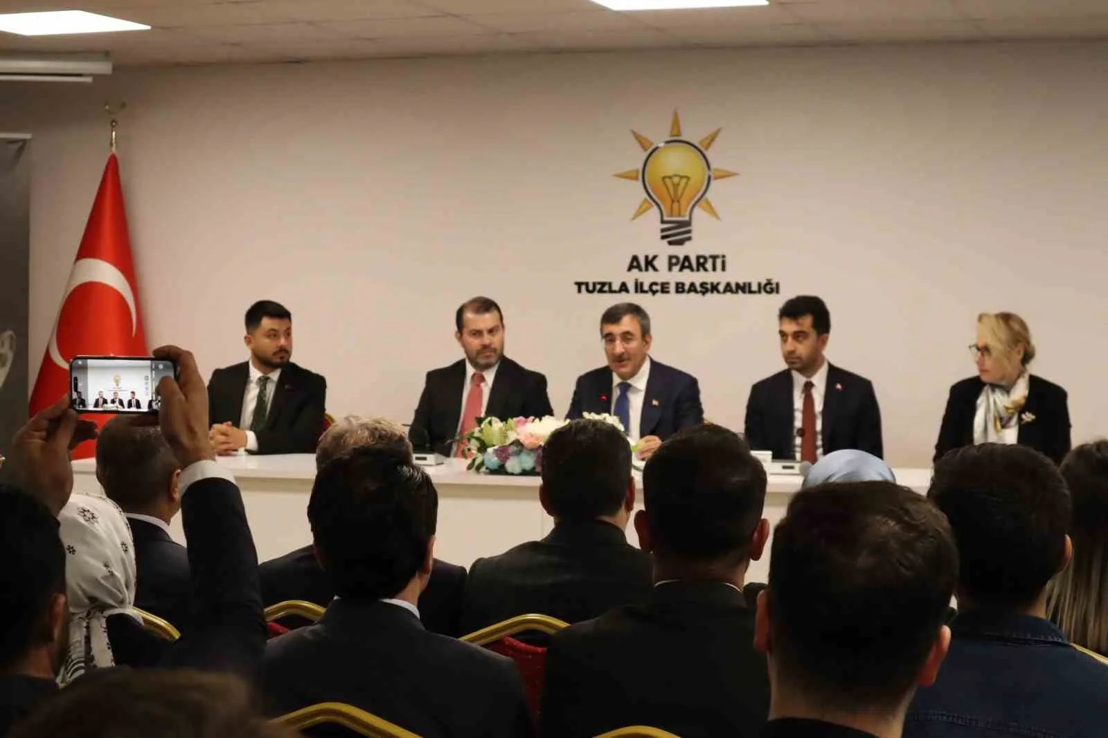 AK PARTİ TUZLA İLÇE TEŞKİLATI BULUŞMASINA KATILAN CUMHURBAŞKANI YARDIMCISI CEVDET YILMAZ, TÜRKİYE'NİN SAVUNMA SANAYİSİNDE KATETTİĞİ MESAFEYE DİKKATİ ÇEKEREK, "SAVUNMA SANAYİSİNDEKİ GELİŞİMİ SADECE BİR DEĞİŞİM DEĞİL, TAM ANLAMIYLA BİR DEVRİM OLARAK NİTELENDİRİYORUM. GEÇEN YIL 10 MİLYAR DOLARDAN FAZLA İHRACAT GERÇEKLEŞTİRDİK" DEDİ.