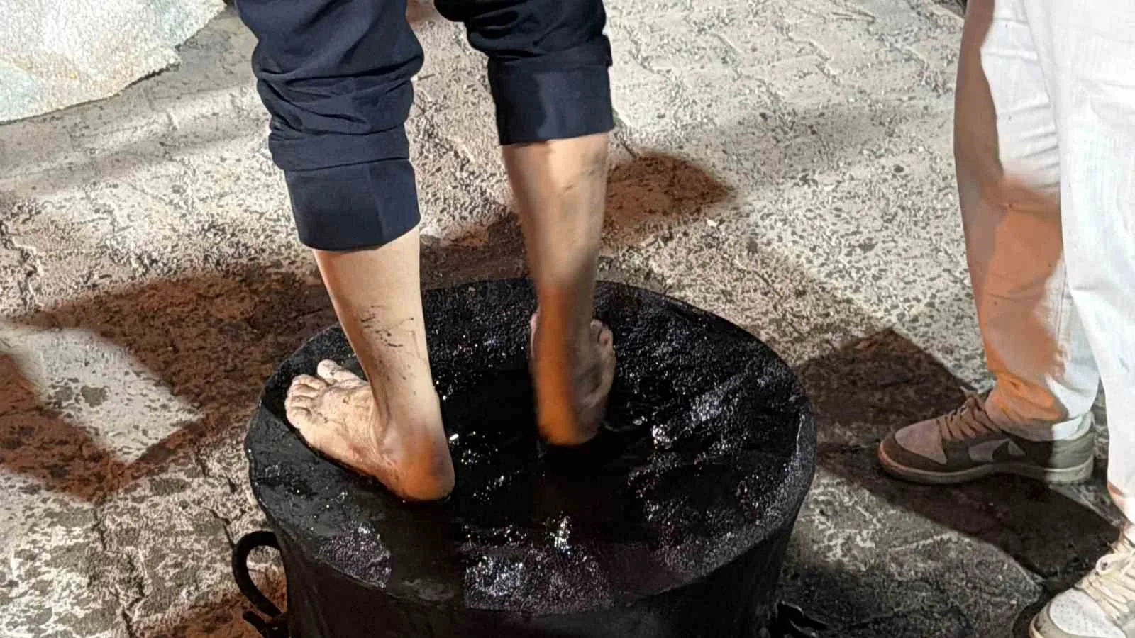 ZONGULDAK’IN ALAPLI İLÇESİNDE ESKİ DÜĞÜN GELENEKLERİNİ YAŞATMAK AMACIYLA DÜZENLENEN DÜĞÜNDE DAMAT VE SAĞDIÇ, ARKADAŞLARI TARAFINDAN KARA KAZANIN ÜZERİNE ÇIKARILARAK OYNATILDI. AYAKLARINA KATRAN VE UN SÜRÜLEN DAMAT İLE SAĞDICIN EĞLENCELİ ANLARI RENKLİ GÖRÜNTÜLERE SAHNE OLDU.