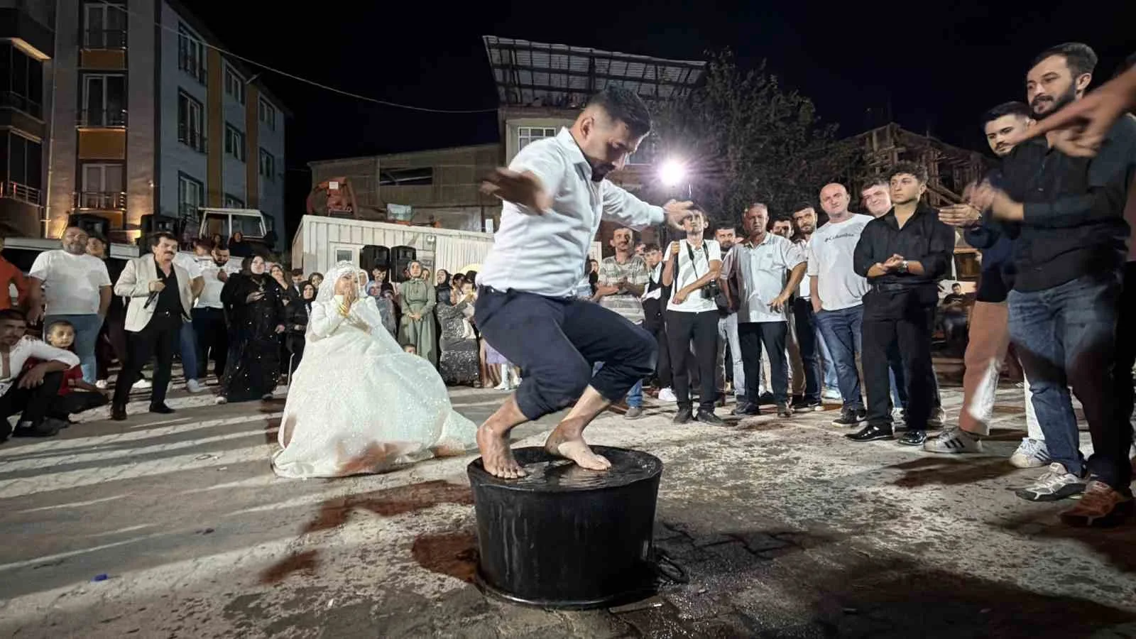 ZONGULDAK’IN ALAPLI İLÇESİNDE ESKİ DÜĞÜN GELENEKLERİNİ YAŞATMAK AMACIYLA DÜZENLENEN DÜĞÜNDE DAMAT VE SAĞDIÇ, ARKADAŞLARI TARAFINDAN KARA KAZANIN ÜZERİNE ÇIKARILARAK OYNATILDI. AYAKLARINA KATRAN VE UN SÜRÜLEN DAMAT İLE SAĞDICIN EĞLENCELİ ANLARI RENKLİ GÖRÜNTÜLERE SAHNE OLDU.