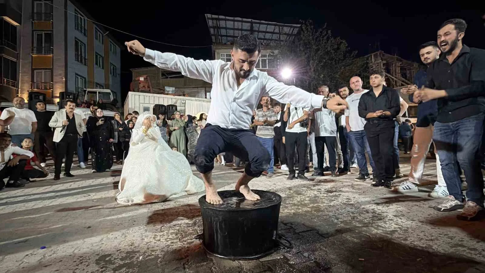 ZONGULDAK’IN ALAPLI İLÇESİNDE ESKİ DÜĞÜN GELENEKLERİNİ YAŞATMAK AMACIYLA DÜZENLENEN DÜĞÜNDE DAMAT VE SAĞDIÇ, ARKADAŞLARI TARAFINDAN KARA KAZANIN ÜZERİNE ÇIKARILARAK OYNATILDI. AYAKLARINA KATRAN VE UN SÜRÜLEN DAMAT İLE SAĞDICIN EĞLENCELİ ANLARI RENKLİ GÖRÜNTÜLERE SAHNE OLDU.