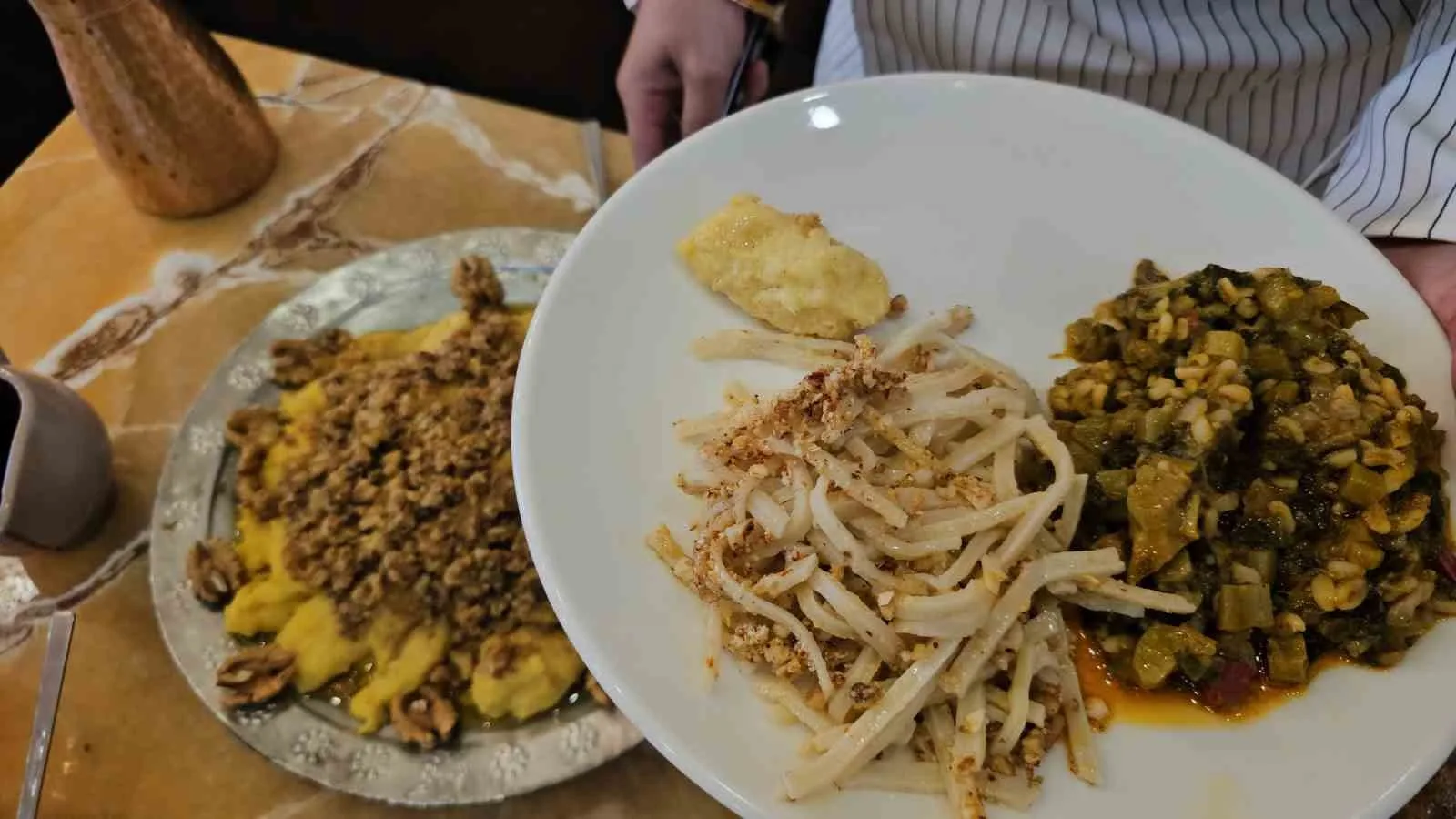 ZONGULDAK'IN DEVREK İLÇESİNDE RESTORAN İŞLETEN 50 YAŞINDAKİ YADİGAR BENLİ, TAMAMI KADINLARDAN OLUŞAN EKİBİYLE YÖRESEL YEMEKLERİ HAZIRLAYARAK MÜŞTERİLERİNE SUNUYOR. MALAYDAN KARA MANCARLI YEMEĞE, CEVİZLİ KEŞLİ MAKARNADAN YÖREDE "KİREN" ADI VERİLEN KIZILCIK SUYUNA KADAR GEÇMİŞTEN TATLARI HAZIRLAYAN BENLİ, BU YEMEKLERİN GELECEK NESİLLER TARAFINDAN DA BİLİNMESİNİ İSTİYOR.