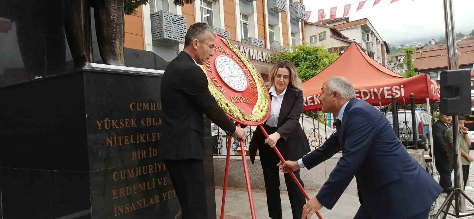 HAFTA NEDENİYLE İLÇE MİLLİ EĞİTİM MÜDÜRÜ TARAFINDAN ANITA ÇELENK SUNUMU GERÇEKLEŞTİRLDİ.