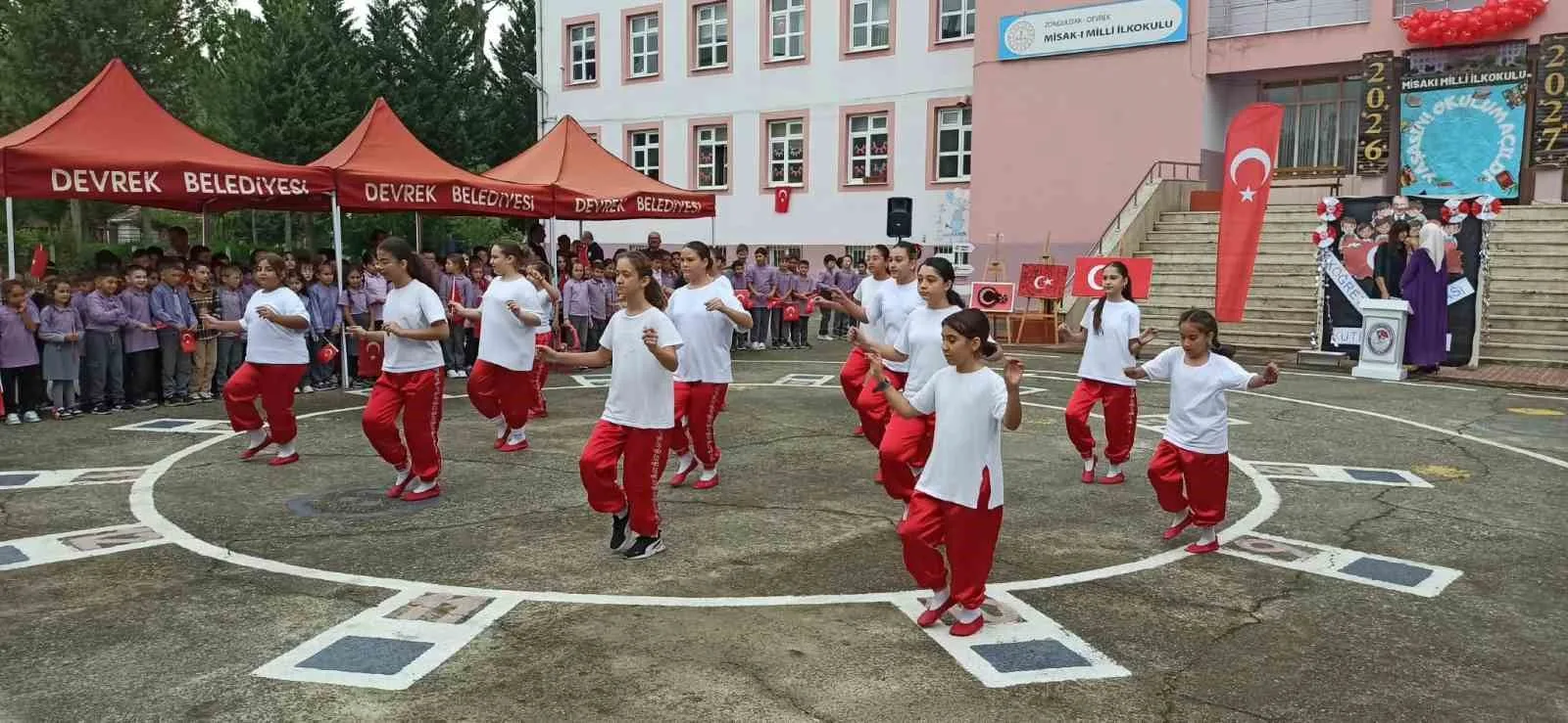 ÖĞRENCİLER TARAFINDAN SRGİLENEN HALK OYUNLARI DAVETLİLER TARAFINDAN İLĞİ İLE İZLENDİ