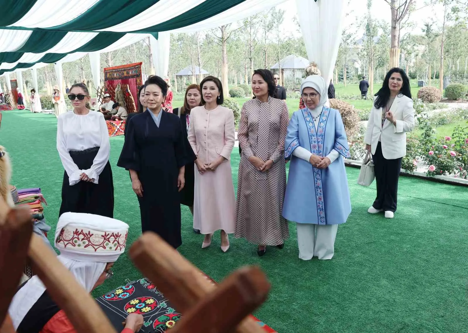 PROGRAM KAPSAMINDA KONUKEVİNİN PARKINDA YÜRÜYÜŞ YAPAN LİDER EŞLERİ, KIRGIZ ÇADIRINDA GELENEKSEL KIYAFETLER GİYEN ÇOCUKLARIN VE GENÇLERİN, ARALARINDA KOMUZUN DA OLDUĞU KIRGIZİSTAN'A ÖZGÜ ENSTRÜMANLARLA VERDİĞİ KONSERİ İLGİYLE TAKİP ETTİ.