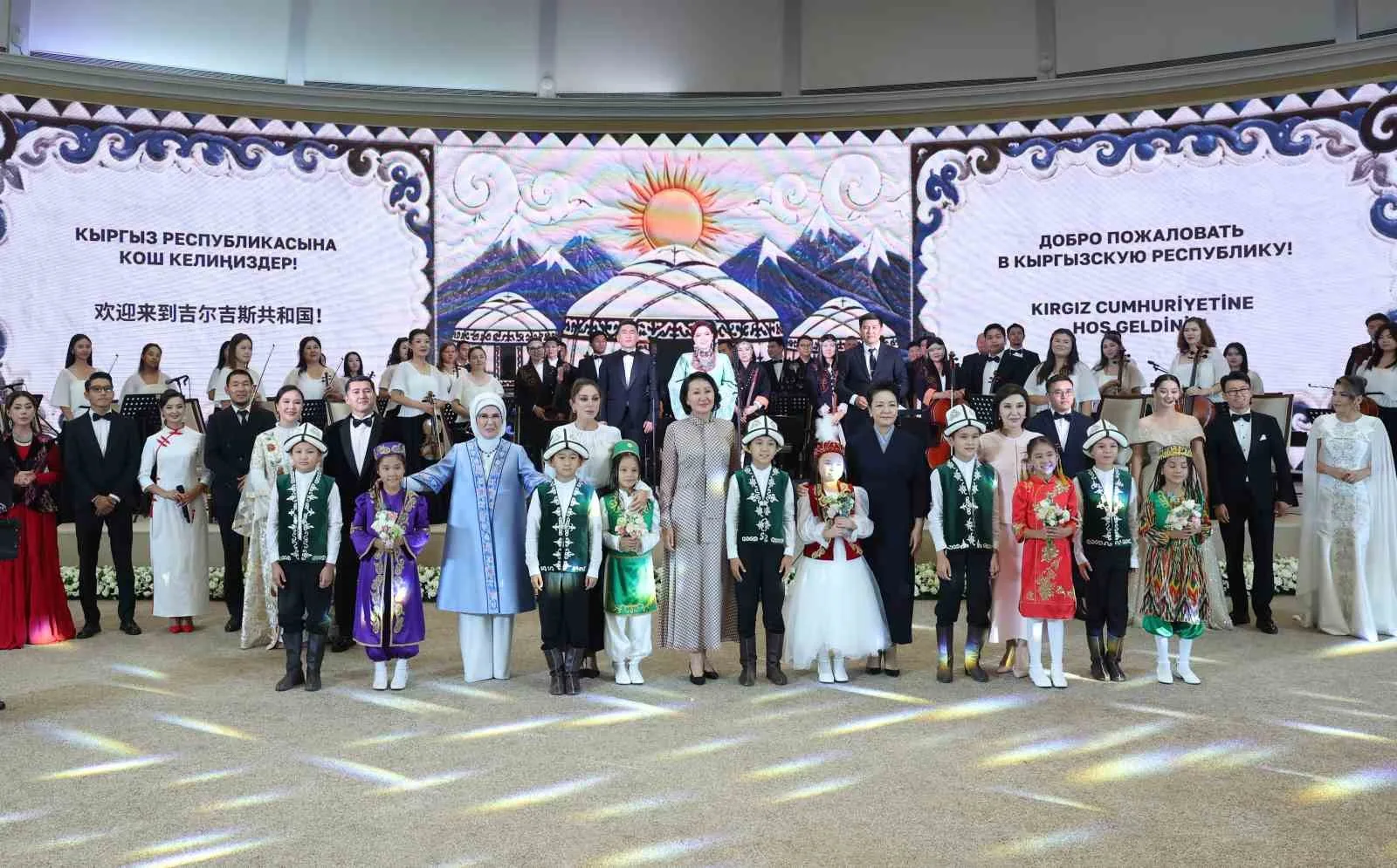 LİDER EŞLERİ HATIRA FOTOĞRAFI ÇEKTİRDİ