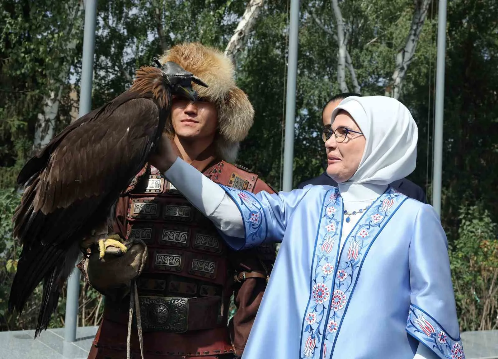 PROGRAM KAPSAMINDA KONUKEVİNİN PARKINDA YÜRÜYÜŞ YAPAN LİDER EŞLERİ, KIRGIZ ÇADIRINDA GELENEKSEL KIYAFETLER GİYEN ÇOCUKLARIN VE GENÇLERİN, ARALARINDA KOMUZUN DA OLDUĞU KIRGIZİSTAN'A ÖZGÜ ENSTRÜMANLARLA VERDİĞİ KONSERİ İLGİYLE TAKİP ETTİ.