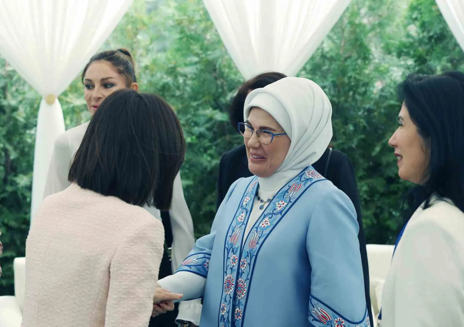 CUMHURBAŞKANI RECEP TAYYİP ERDOĞAN'A BİŞKEK ZİYARETİNDE REFAKAT EDEN EMİNE ERDOĞAN,  LİDERLERİN EŞLERİYLE BİR ARAYA GELDİ.