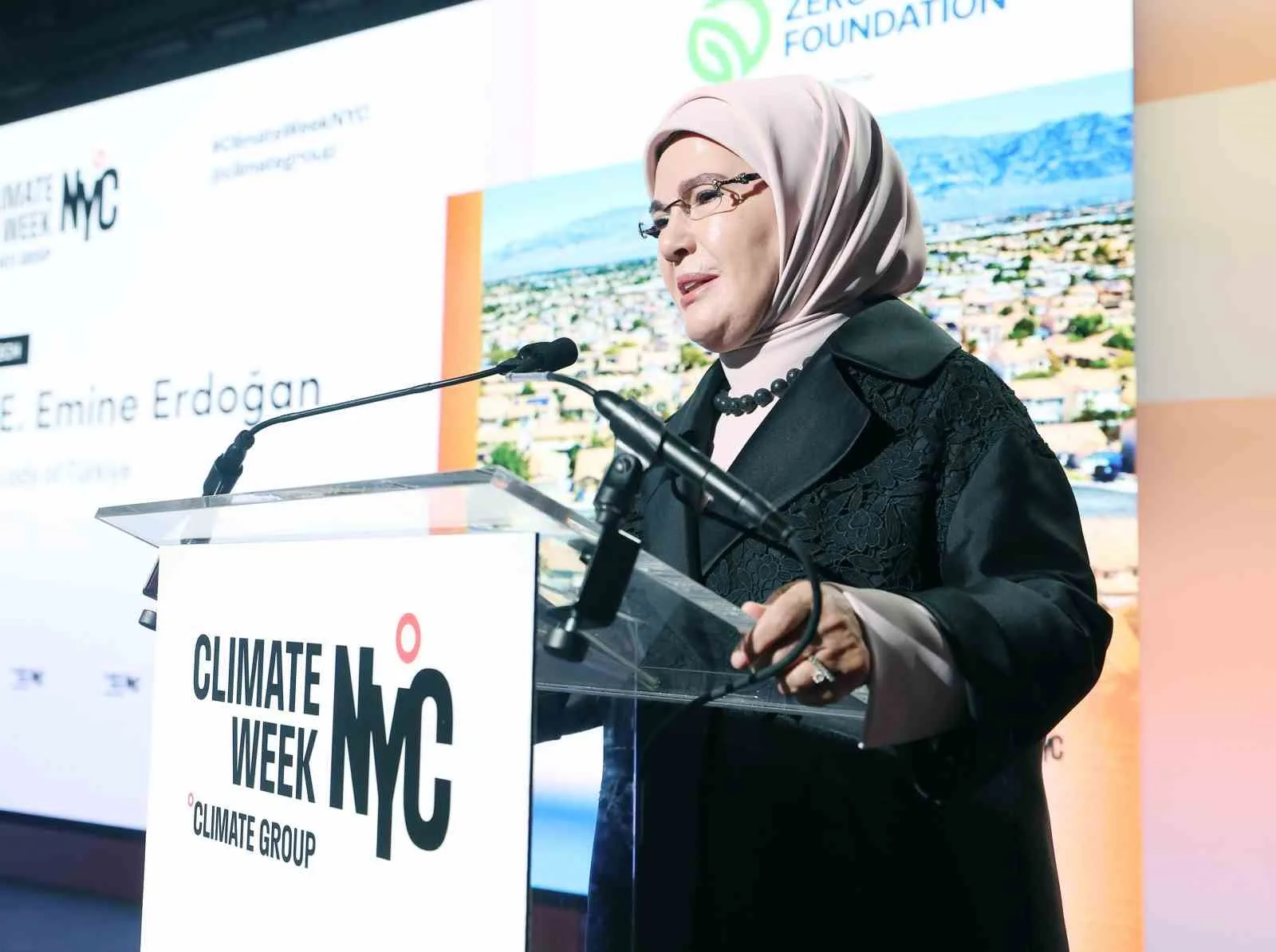 EMİNE ERDOĞAN, AİLE VE SOSYAL HİZMETLER BAKANI MAHİNUR ÖZDEMİR GÖKTAŞ, ÇEVRE, ŞEHİRCİLİK VE İKLİM DEĞİŞİKLİĞİ BAKANLIĞI İLE SIFIR ATIK VAKFININ ANA SPONSORLAR ARASINDA YER ALDIĞI NEW YORK İKLİM HAFTASI AÇILIŞ ETKİNLİĞİNE KATILDI.