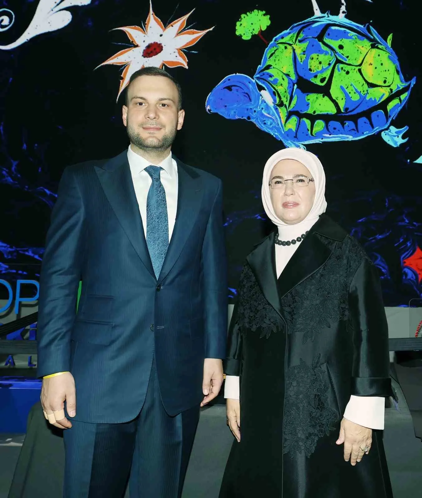 EMİNE ERDOĞAN, AİLE VE SOSYAL HİZMETLER BAKANI MAHİNUR ÖZDEMİR GÖKTAŞ, ÇEVRE, ŞEHİRCİLİK VE İKLİM DEĞİŞİKLİĞİ BAKANLIĞI İLE SIFIR ATIK VAKFININ ANA SPONSORLAR ARASINDA YER ALDIĞI NEW YORK İKLİM HAFTASI AÇILIŞ ETKİNLİĞİNE KATILDI.