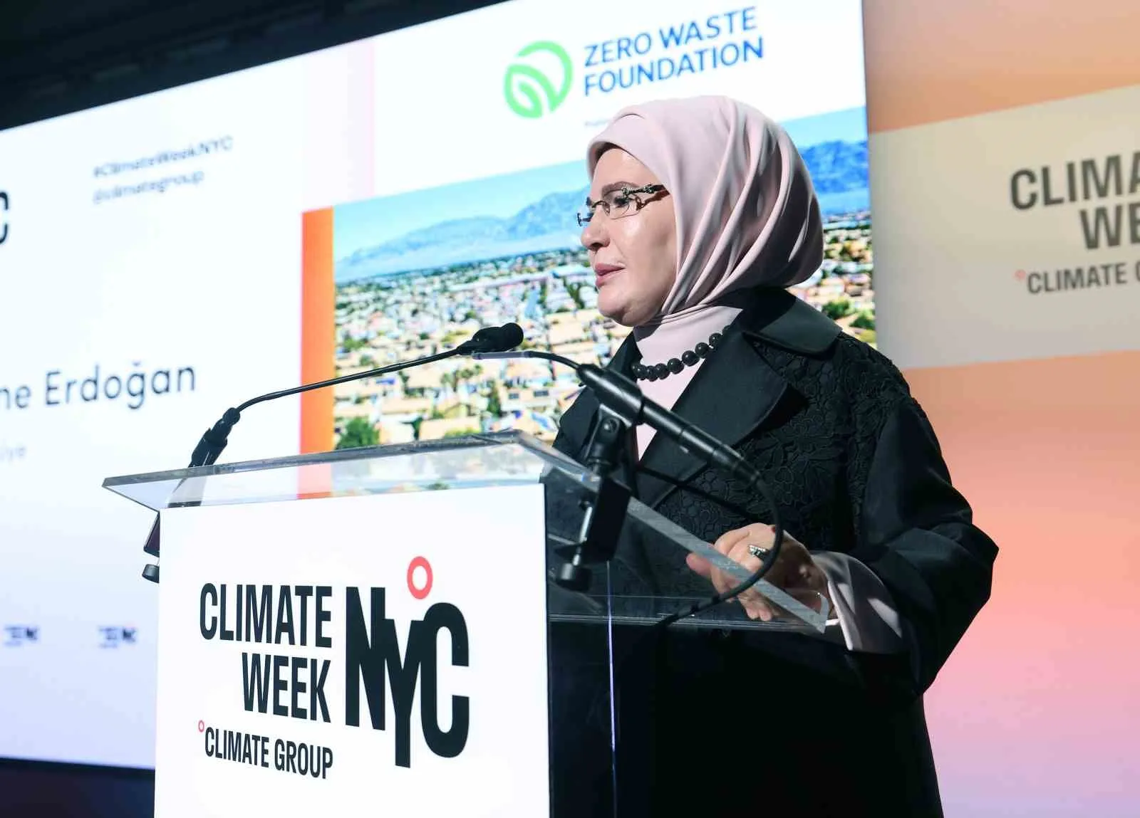 EMİNE ERDOĞAN, AİLE VE SOSYAL HİZMETLER BAKANI MAHİNUR ÖZDEMİR GÖKTAŞ, ÇEVRE, ŞEHİRCİLİK VE İKLİM DEĞİŞİKLİĞİ BAKANLIĞI İLE SIFIR ATIK VAKFININ ANA SPONSORLAR ARASINDA YER ALDIĞI NEW YORK İKLİM HAFTASI AÇILIŞ ETKİNLİĞİNE KATILDI.