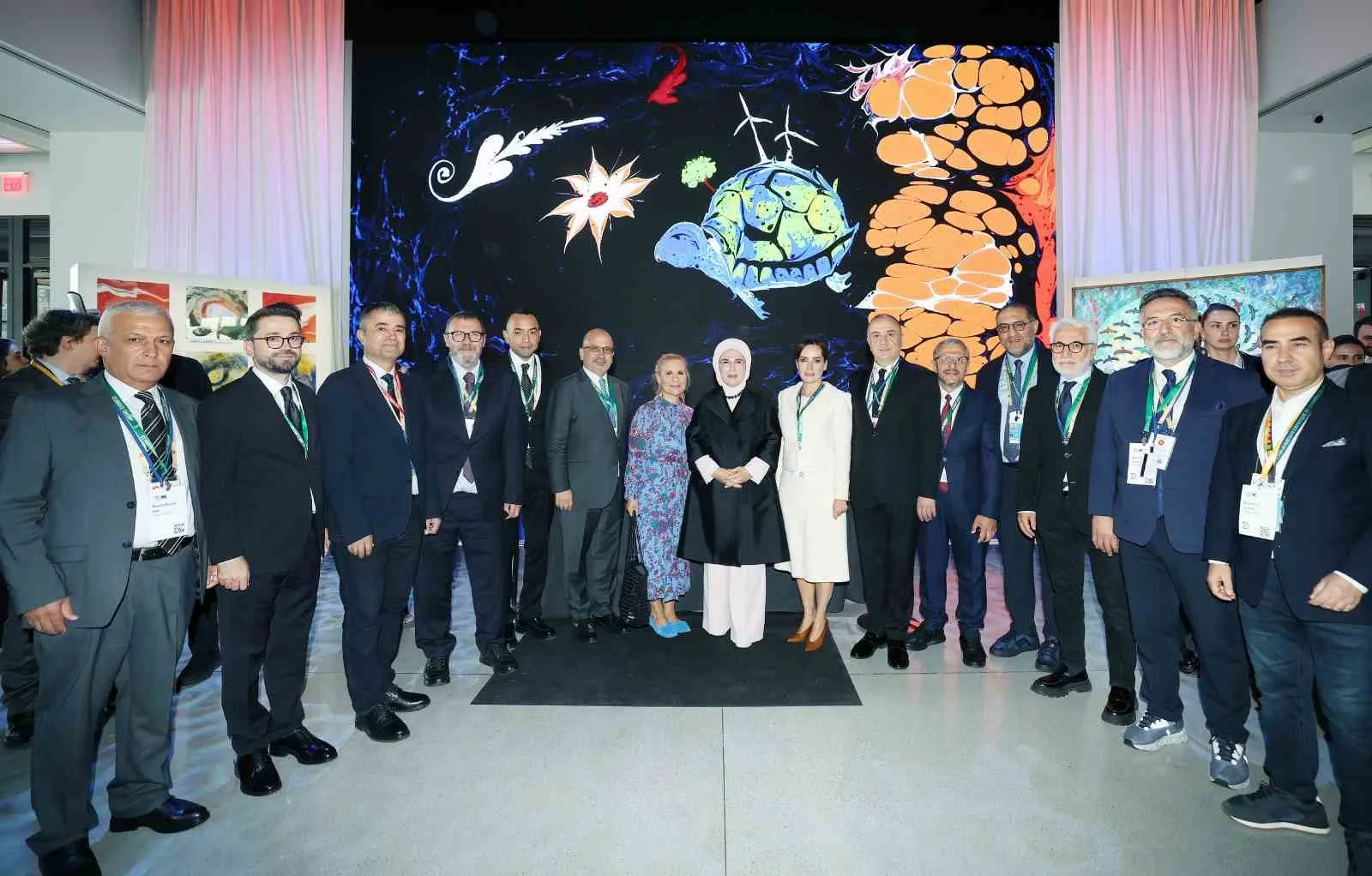EMİNE ERDOĞAN, AİLE VE SOSYAL HİZMETLER BAKANI MAHİNUR ÖZDEMİR GÖKTAŞ, ÇEVRE, ŞEHİRCİLİK VE İKLİM DEĞİŞİKLİĞİ BAKANLIĞI İLE SIFIR ATIK VAKFININ ANA SPONSORLAR ARASINDA YER ALDIĞI NEW YORK İKLİM HAFTASI AÇILIŞ ETKİNLİĞİNE KATILDI.