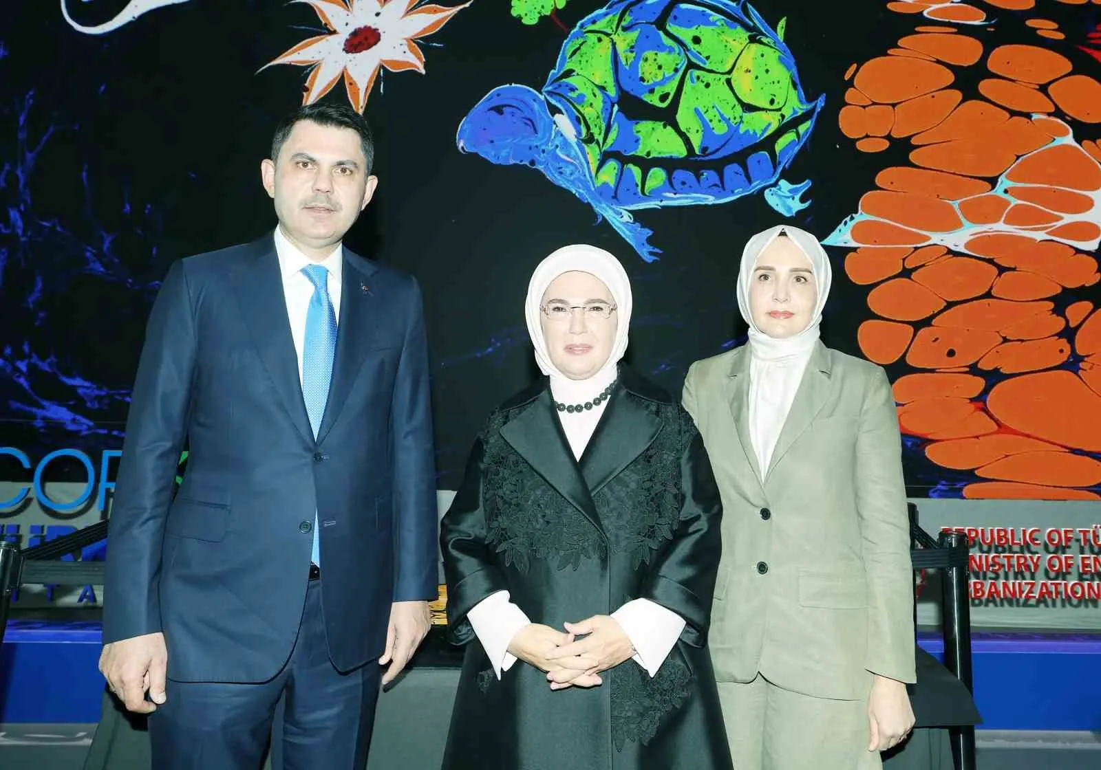 EMİNE ERDOĞAN, AİLE VE SOSYAL HİZMETLER BAKANI MAHİNUR ÖZDEMİR GÖKTAŞ, ÇEVRE, ŞEHİRCİLİK VE İKLİM DEĞİŞİKLİĞİ BAKANLIĞI İLE SIFIR ATIK VAKFININ ANA SPONSORLAR ARASINDA YER ALDIĞI NEW YORK İKLİM HAFTASI AÇILIŞ ETKİNLİĞİNE KATILDI.