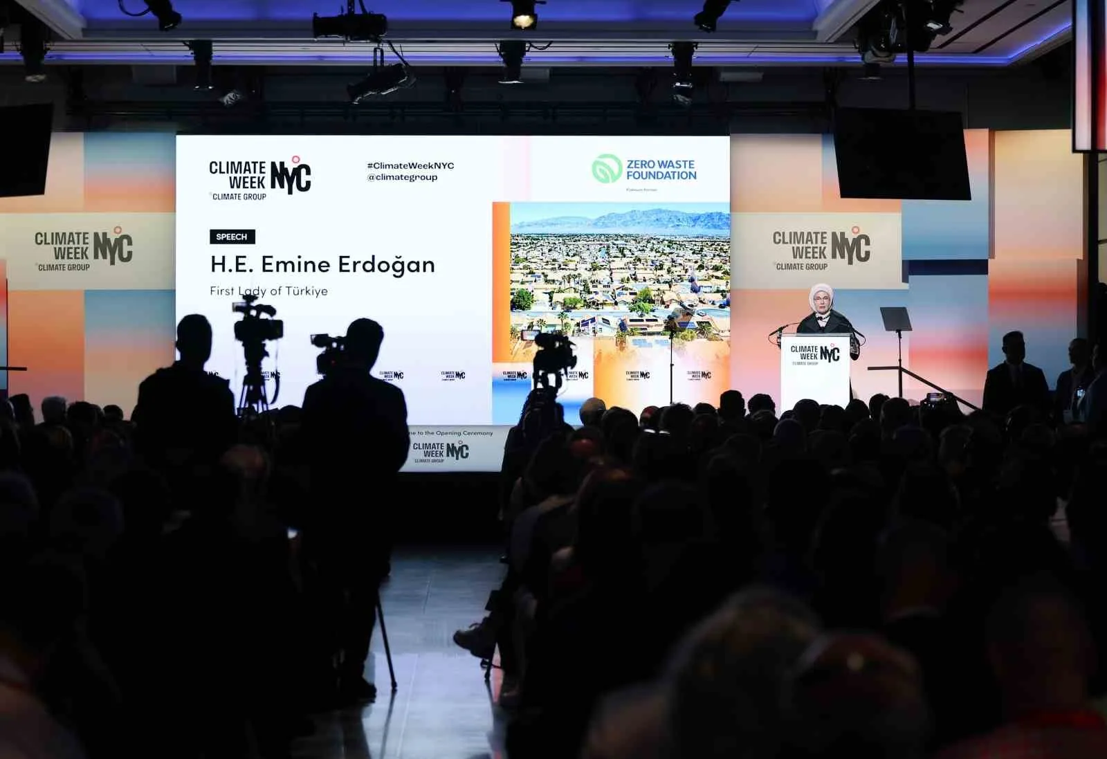 EMİNE ERDOĞAN, AİLE VE SOSYAL HİZMETLER BAKANI MAHİNUR ÖZDEMİR GÖKTAŞ, ÇEVRE, ŞEHİRCİLİK VE İKLİM DEĞİŞİKLİĞİ BAKANLIĞI İLE SIFIR ATIK VAKFININ ANA SPONSORLAR ARASINDA YER ALDIĞI NEW YORK İKLİM HAFTASI AÇILIŞ ETKİNLİĞİNE KATILDI.