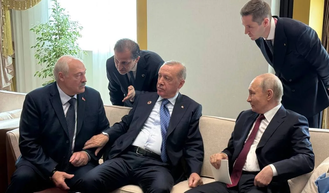 CUMHURBAŞKANI RECEP TAYYİP ERDOĞAN, BİŞKEK'TE RUSYA DEVLET BAŞKANI VLADİMİR PUTİN VE BELARUS DEVLET BAŞKANI ALEKSANDR LUKAŞENKO İLE SAMİMİ BİR GAYRİRESMİ GÖRÜŞME GERÇEKLEŞTİRDİ.