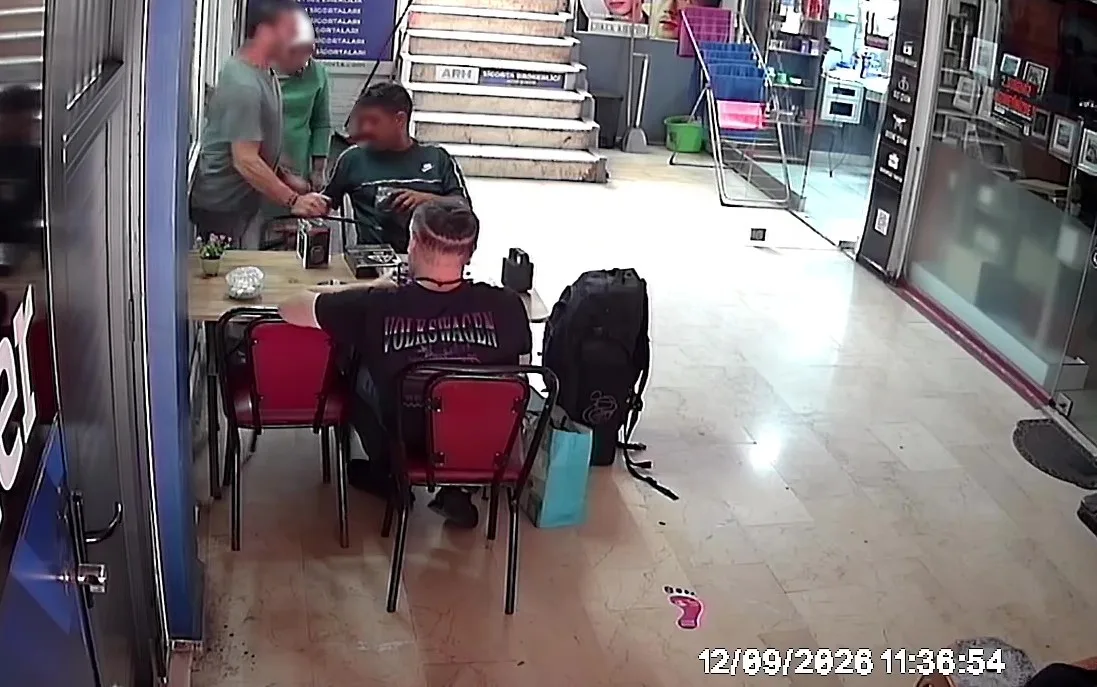 ZONGULDAK’IN EREĞLİ İLÇESİNDE ÇAY SATAN BİR ESNAF, DÜKKANINA GELEN SEYYAR SATICININ ELEKTROŞOK CİHAZINI TANITTIĞI SIRADA YANLIŞLIKLA AKIMA KAPILARAK KISA SÜRELİ ŞOK YAŞADI. MÜŞTERİSİNİ ÇARPAN SATICI İSE ESNAFA SARILIP ÖPEREK HELALLİK İSTEDİ.