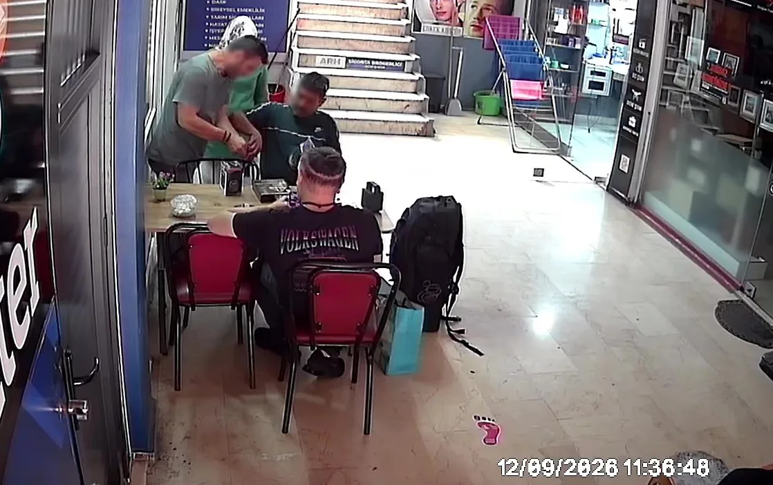ZONGULDAK’IN EREĞLİ İLÇESİNDE ÇAY SATAN BİR ESNAF, DÜKKANINA GELEN SEYYAR SATICININ ELEKTROŞOK CİHAZINI TANITTIĞI SIRADA YANLIŞLIKLA AKIMA KAPILARAK KISA SÜRELİ ŞOK YAŞADI. MÜŞTERİSİNİ ÇARPAN SATICI İSE ESNAFA SARILIP ÖPEREK HELALLİK İSTEDİ.