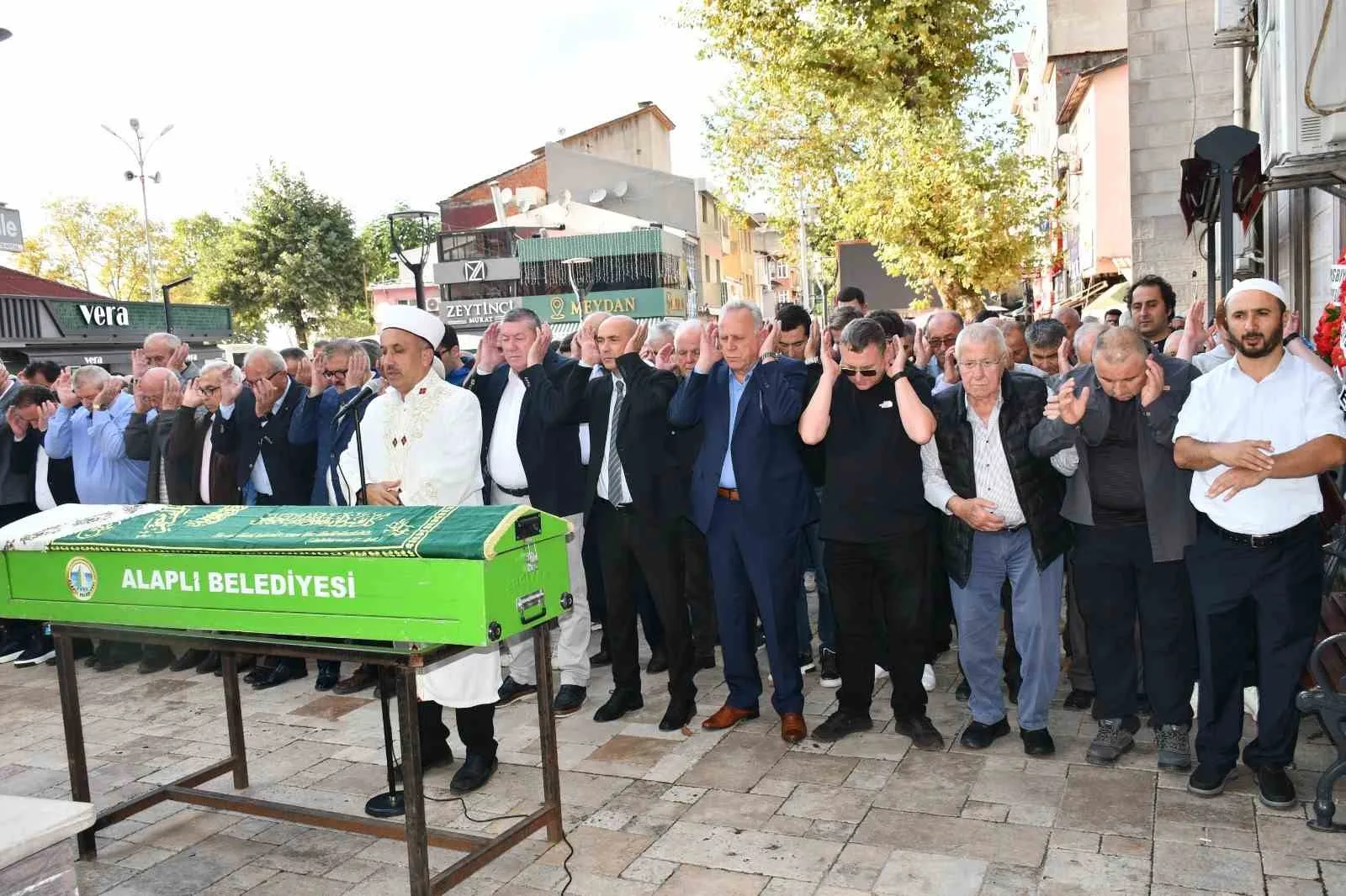 ZONGULDAK (İHA) - ZONGULDAK’IN ALAPLI İLÇESİNDE 1984-1986 YILLARI ARASINDA BELEDİYE BAŞKANLIĞI YAPAN VE 1986 YILINDA HAYATINI KAYBEDEN AHMET ZEKİ ATALAY’IN EŞİ MELEK ATALAY (93), DÜZENLENEN CENAZE TÖRENİNİN ARDINDAN TOPRAĞA VERİLDİ.