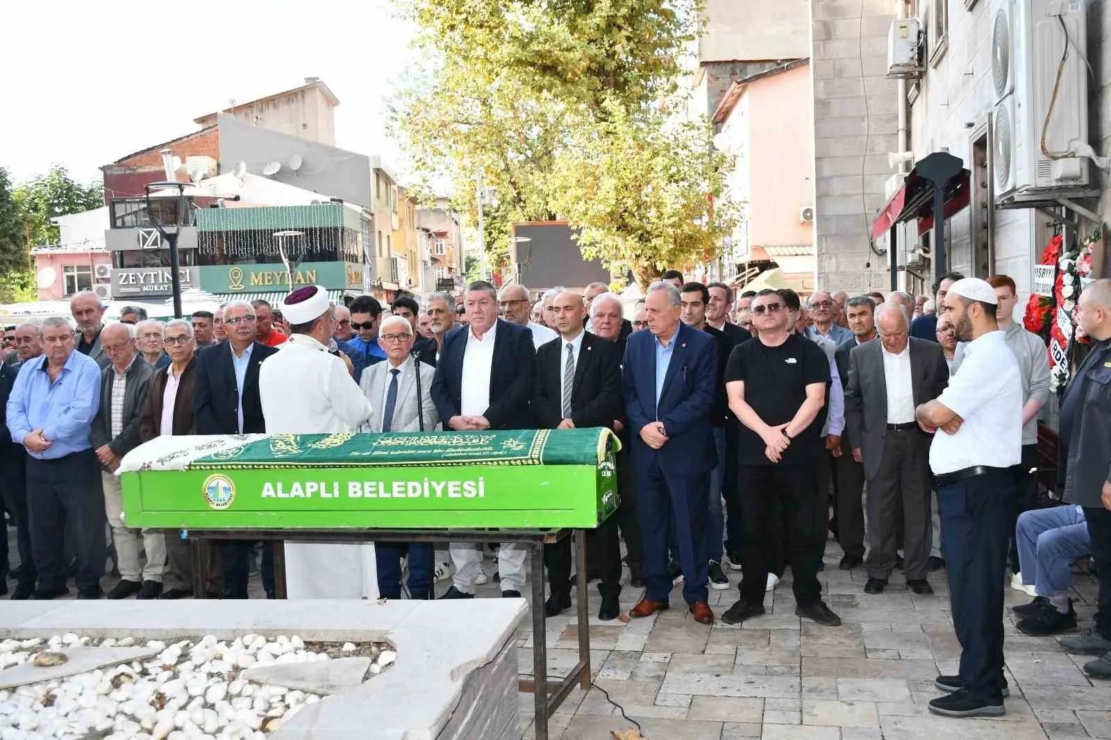 ZONGULDAK (İHA) - ZONGULDAK’IN ALAPLI İLÇESİNDE 1984-1986 YILLARI ARASINDA BELEDİYE BAŞKANLIĞI YAPAN VE 1986 YILINDA HAYATINI KAYBEDEN AHMET ZEKİ ATALAY’IN EŞİ MELEK ATALAY (93), DÜZENLENEN CENAZE TÖRENİNİN ARDINDAN TOPRAĞA VERİLDİ.
