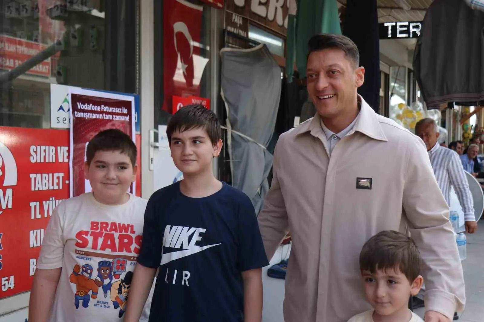 AK PARTİ MKYK ÜYESİ VE ESKİ FUTBOLCU MESUT ÖZİL, AK PARTİ’NİN 81 İLDE SÜRDÜRDÜĞÜ "TÜRKİYE YÜZYILI BULUŞMALARI" KAPSAMINDA SAKARYA’NIN TARİHİ İLÇESİ TARAKLI’YI ZİYARET ETTİ.