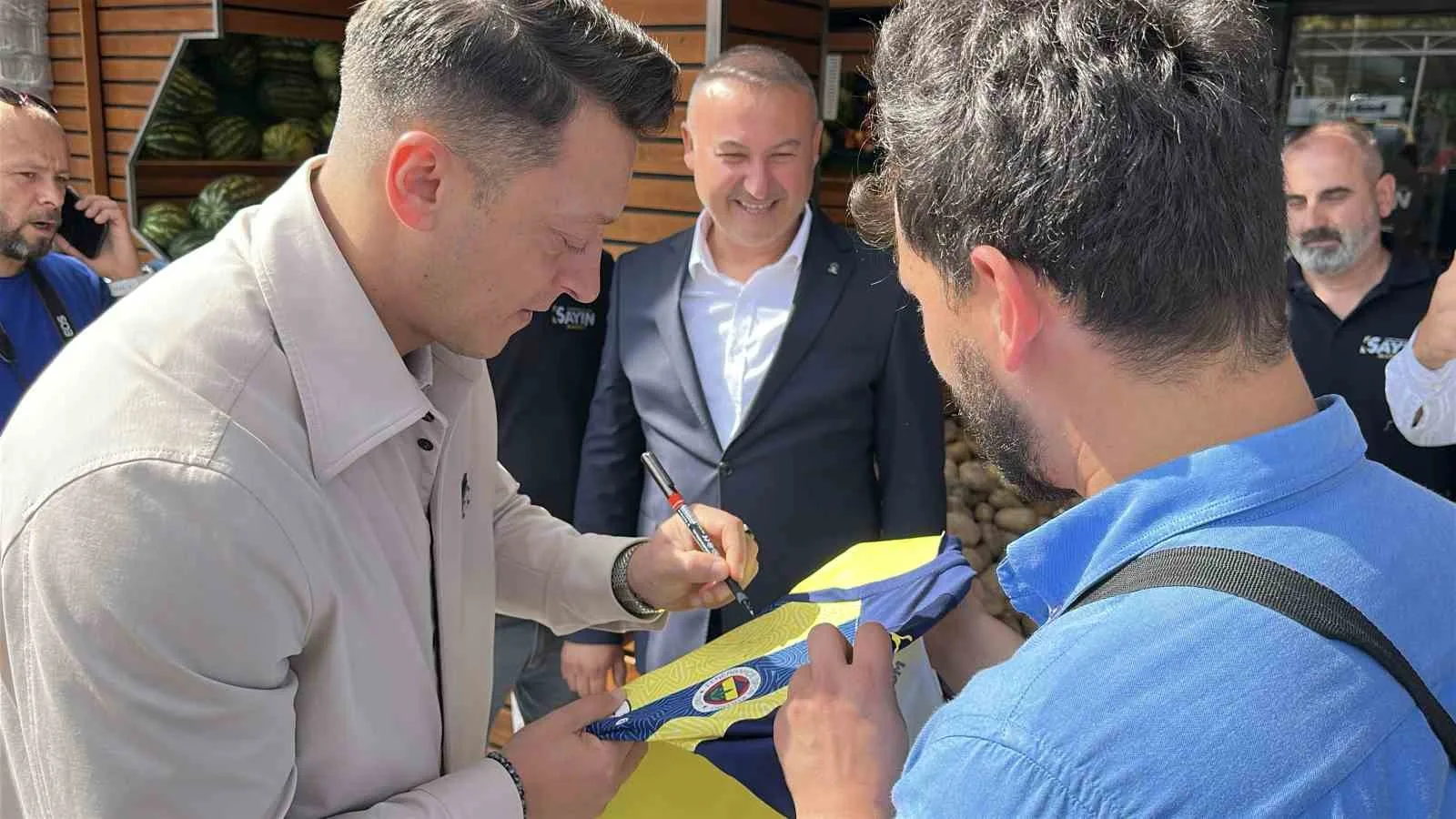AK PARTİ MKYK ÜYESİ VE ESKİ FUTBOLCU MESUT ÖZİL, AK PARTİ’NİN 81 İLDE SÜRDÜRDÜĞÜ "TÜRKİYE YÜZYILI BULUŞMALARI" KAPSAMINDA SAKARYA’NIN TARİHİ İLÇESİ TARAKLI’YI ZİYARET ETTİ.
