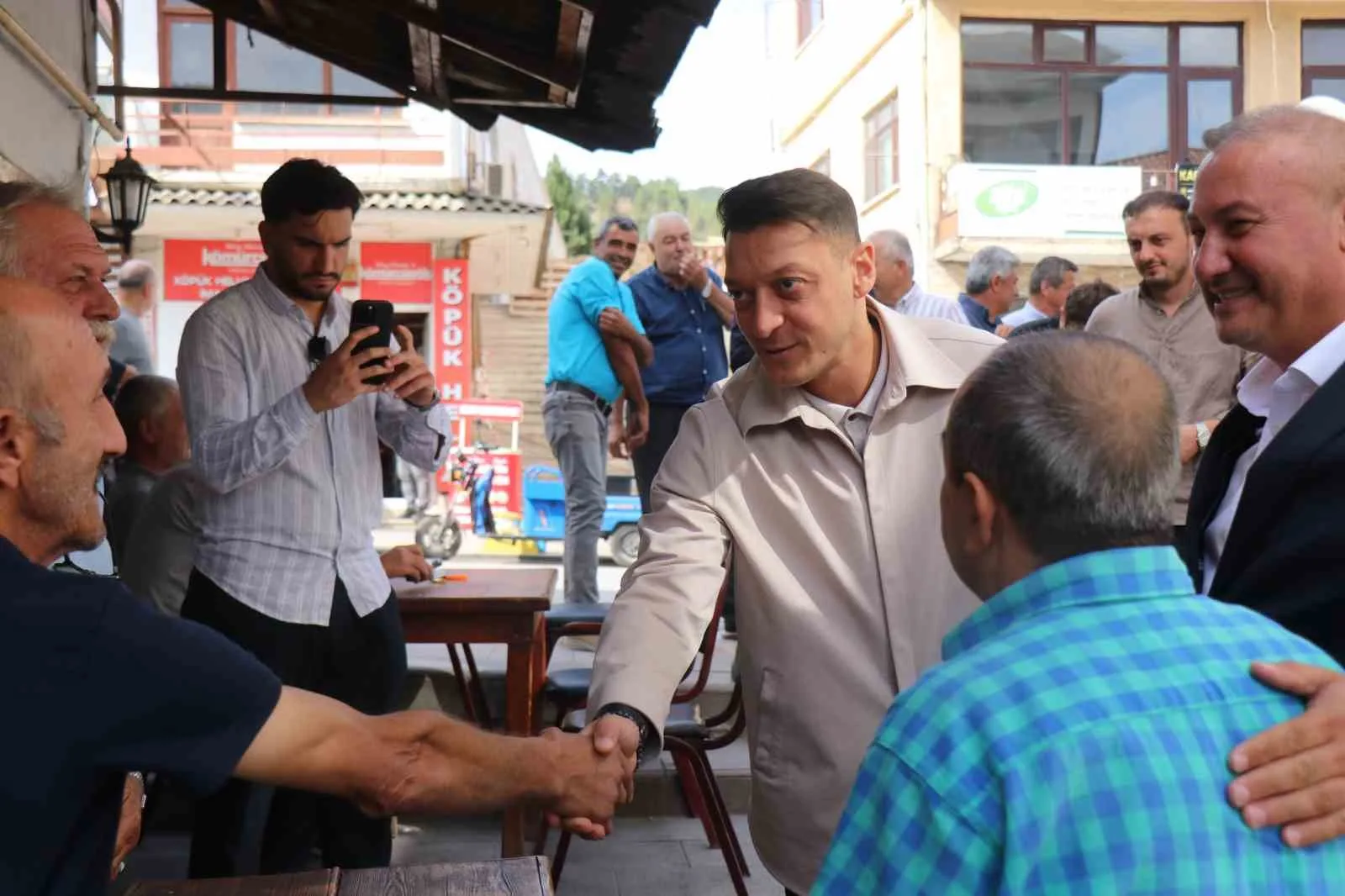 AK PARTİ MKYK ÜYESİ VE ESKİ FUTBOLCU MESUT ÖZİL, AK PARTİ’NİN 81 İLDE SÜRDÜRDÜĞÜ "TÜRKİYE YÜZYILI BULUŞMALARI" KAPSAMINDA SAKARYA’NIN TARİHİ İLÇESİ TARAKLI’YI ZİYARET ETTİ.