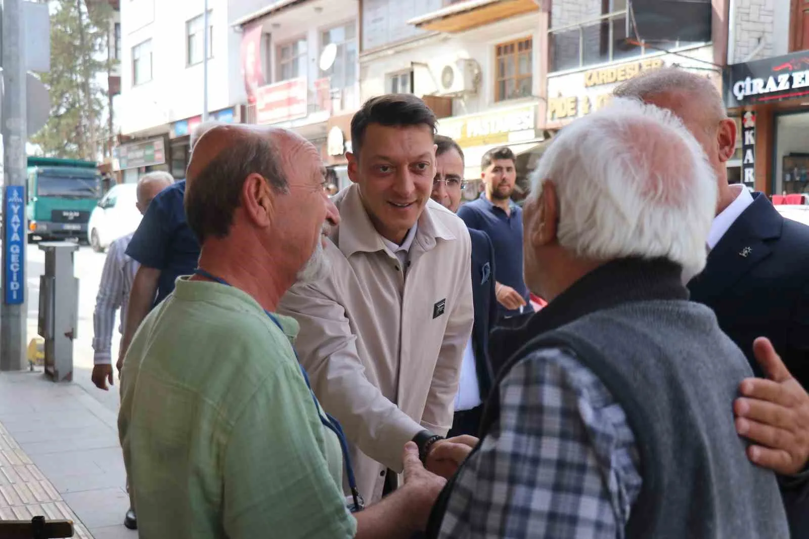 AK PARTİ MKYK ÜYESİ VE ESKİ FUTBOLCU MESUT ÖZİL, AK PARTİ’NİN 81 İLDE SÜRDÜRDÜĞÜ "TÜRKİYE YÜZYILI BULUŞMALARI" KAPSAMINDA SAKARYA’NIN TARİHİ İLÇESİ TARAKLI’YI ZİYARET ETTİ.