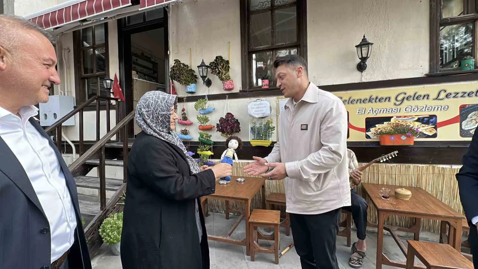 AK PARTİ MKYK ÜYESİ VE ESKİ FUTBOLCU MESUT ÖZİL, AK PARTİ’NİN 81 İLDE SÜRDÜRDÜĞÜ "TÜRKİYE YÜZYILI BULUŞMALARI" KAPSAMINDA SAKARYA’NIN TARİHİ İLÇESİ TARAKLI’YI ZİYARET ETTİ.