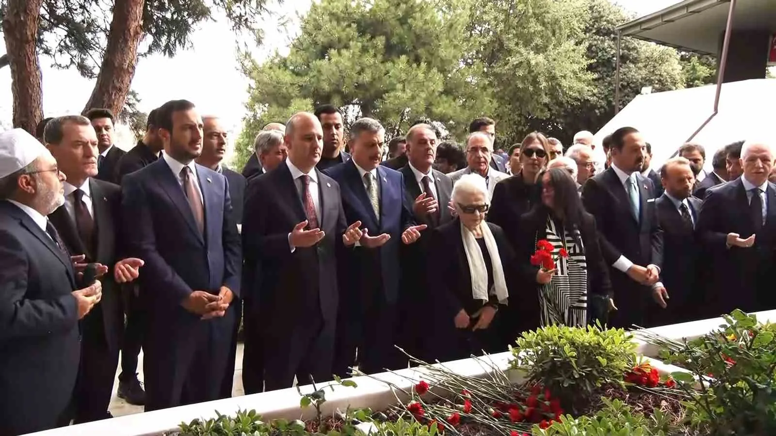MERHUM BAŞBAKAN ADNAN MENDERES, DIŞİŞLERİ BAKANI FATİN RÜŞTÜ ZORLU VE MALİYE BAKANI HASAN POLATKAN, İDAM EDİLİŞLERİNİN 65'İNCİ YILINDA TOPKAPI'DAKİ ANIT MEZAR'DA DÜZENLENEN TÖRENLE ANILDI.