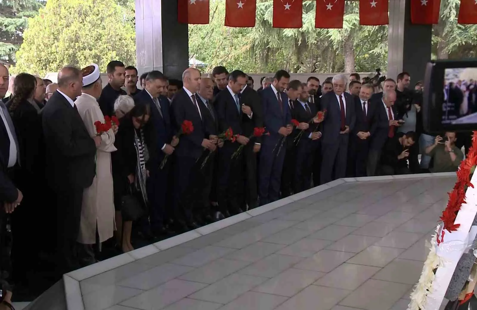 MERHUM BAŞBAKAN ADNAN MENDERES, DIŞİŞLERİ BAKANI FATİN RÜŞTÜ ZORLU VE MALİYE BAKANI HASAN POLATKAN, İDAM EDİLİŞLERİNİN 65'İNCİ YILINDA TOPKAPI'DAKİ ANIT MEZAR'DA DÜZENLENEN TÖRENLE ANILDI.