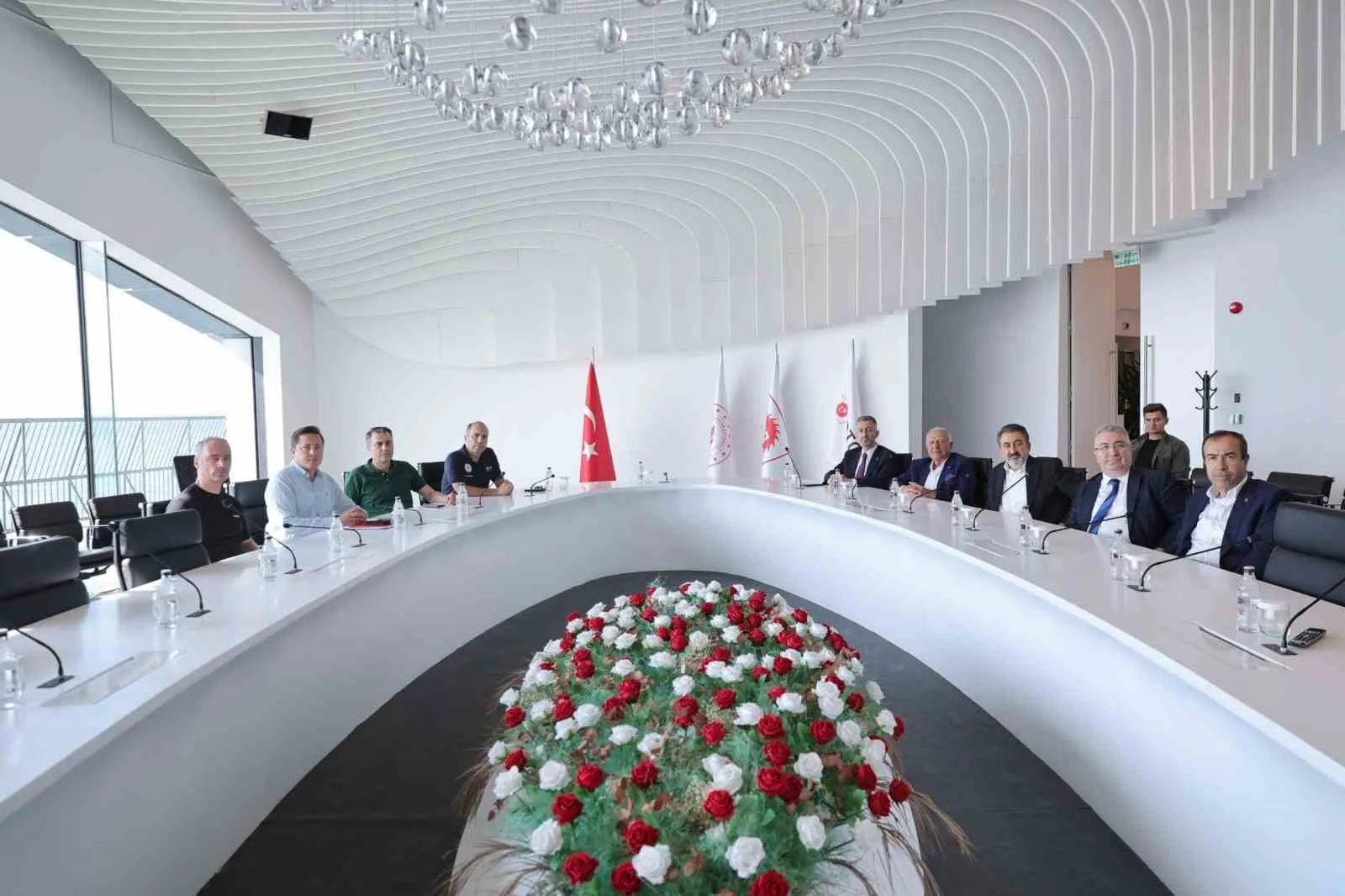 KARDEMİR YÖNETİM KURULU BAŞKANI MUHAMMED ALİ OFLAZ VE BERABERİNDEKİ HEYET, TÜRKİYE PETROLLERİ GENEL MÜDÜRÜ CEM ERDEM EV SAHİPLİĞİNDE FİLYOS TÜRKİYE PETROLLERİ LİMANI’NI ZİYARET EDEREK LİMANDAKİ ÇALIŞMALARI YERİNDE İNCELEDİ.