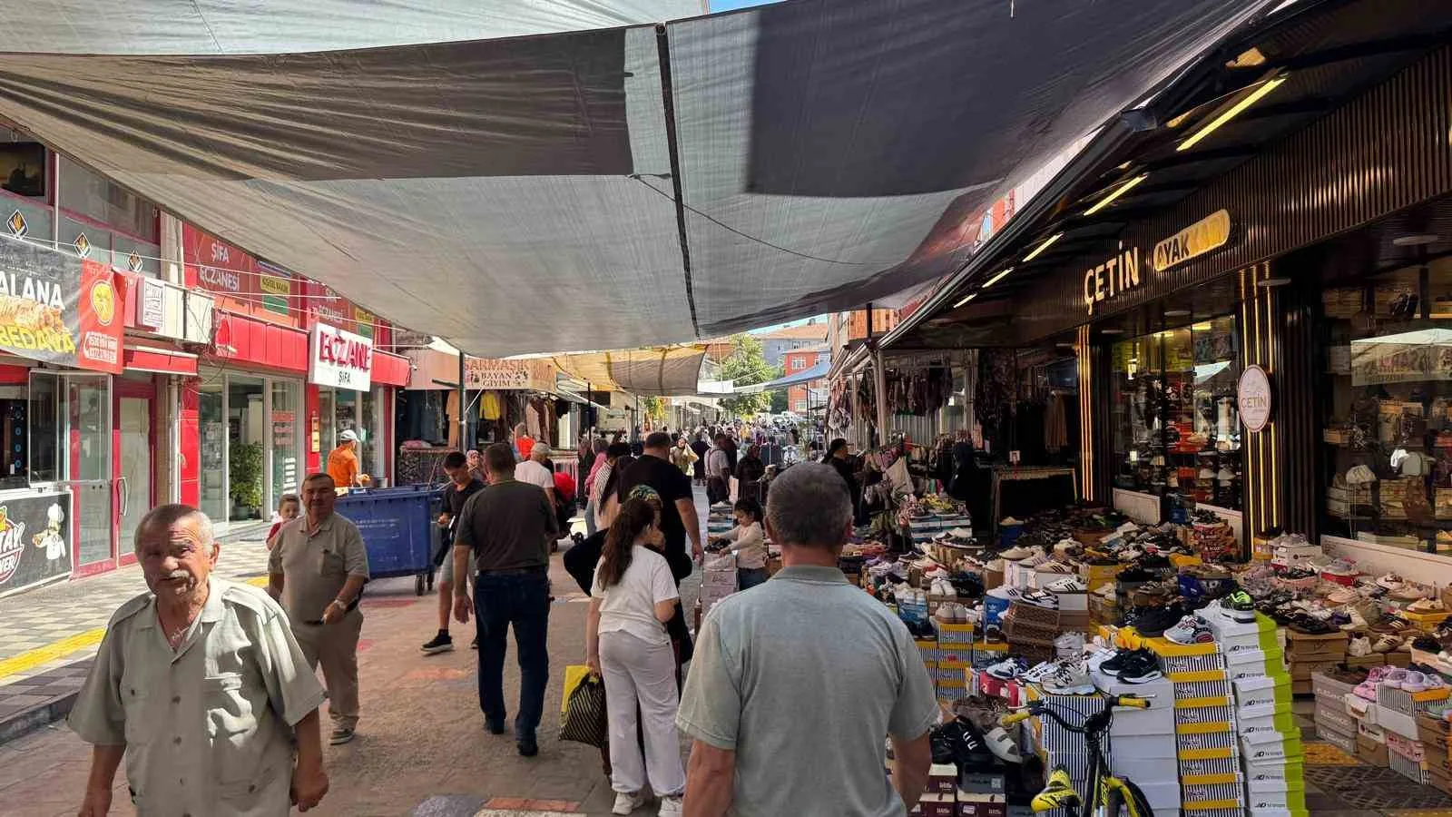 ZONGULDAK (İHA) - ZONGULDAK’IN ALAPLI İLÇESİNDE FINDIK SEZONUNUN SONA YAKLAŞMASIYLA BİRLİKTE KÖYLERDEKİ HAREKETLİLİK AZALIRKEN, İLÇE MERKEZİNDEKİ ÇARŞIDA ALIŞVERİŞ HAREKETLİLİĞİ ARTTI.