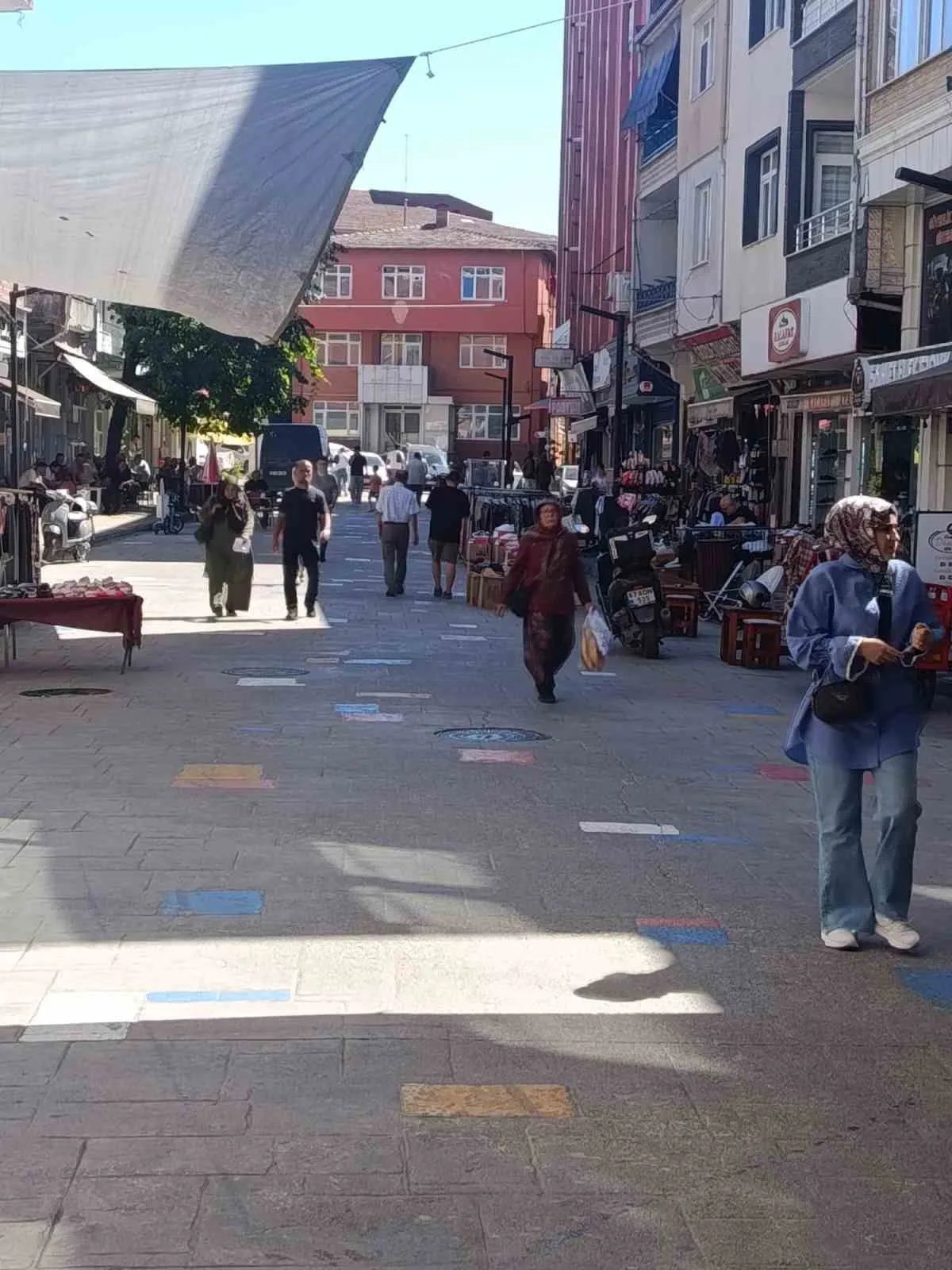 ZONGULDAK (İHA) - ZONGULDAK’IN ALAPLI İLÇESİNDE FINDIK SEZONUNUN SONA YAKLAŞMASIYLA BİRLİKTE KÖYLERDEKİ HAREKETLİLİK AZALIRKEN, İLÇE MERKEZİNDEKİ ÇARŞIDA ALIŞVERİŞ HAREKETLİLİĞİ ARTTI.