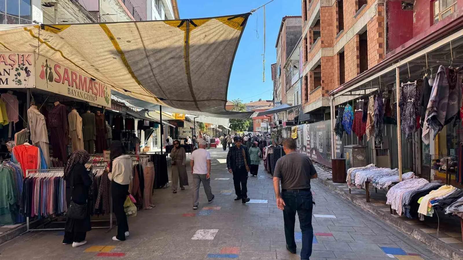 ZONGULDAK (İHA) - ZONGULDAK’IN ALAPLI İLÇESİNDE FINDIK SEZONUNUN SONA YAKLAŞMASIYLA BİRLİKTE KÖYLERDEKİ HAREKETLİLİK AZALIRKEN, İLÇE MERKEZİNDEKİ ÇARŞIDA ALIŞVERİŞ HAREKETLİLİĞİ ARTTI.