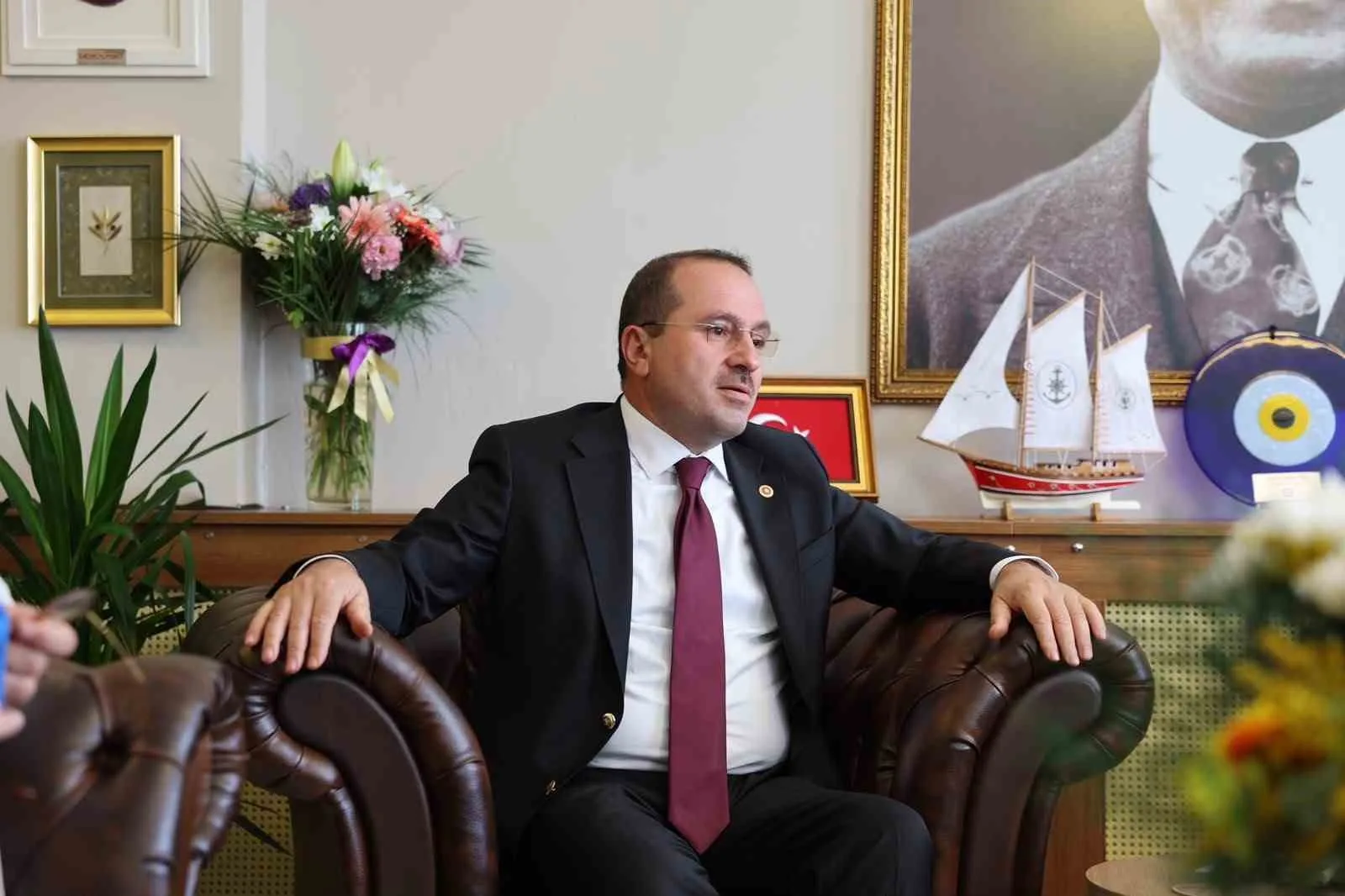 AK PARTİ İZMİR MİLLETVEKİLİ YAŞAR KIRKPINAR, GEÇTİĞİMİZ GÜNLERDE AK PARTİ'YE KATILAN FOÇA BELEDİYE BAŞKANI SANİYE BORA FIÇI’YI MAKAMINDA ZİYARET EDEREK "HAYIRLI OLSUN" DİLEĞİNDE BULUNDU.