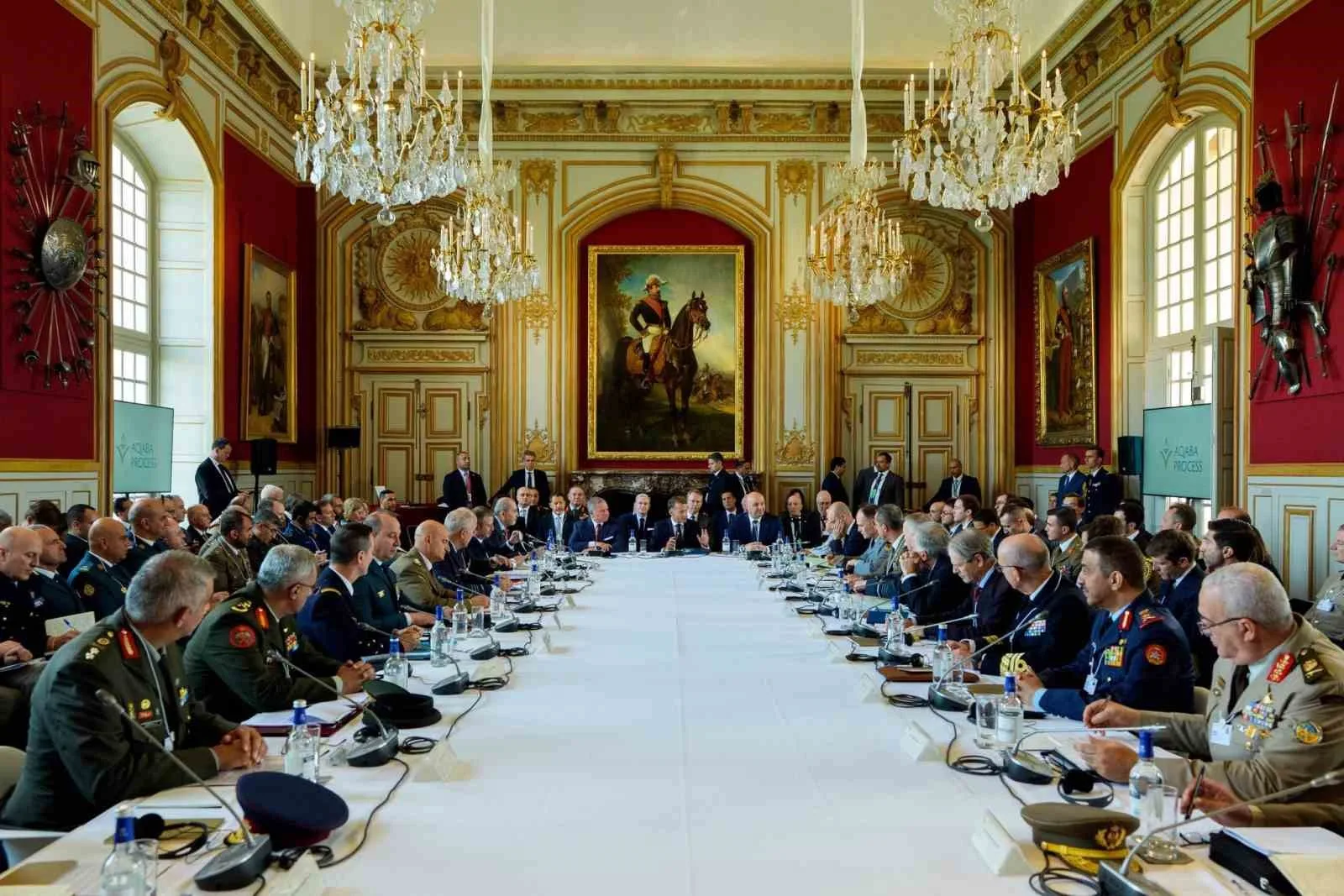 FRANSA CUMHURBAŞKANI EMMANUEL MACRON, LÜBNAN CUMHURBAŞKANI JOSEPH AOUN VE ÜRDÜN KRALI II. ABDULLAH’IN AÇILIŞINI YAPTIĞI TOPLANTIYA TÜRKİYE’NİN DE ARALARINDA BULUNDUĞU ÇOK SAYIDA ÜLKEDEN ASKERİ YETKİLİLER VE UZMANLARIN YANI SIRA AVRUPA BİRLİĞİ (AB) VE BİRLEŞMİŞ MİLLETLER (BM) TEMSİLCİLERİ KATILDI.