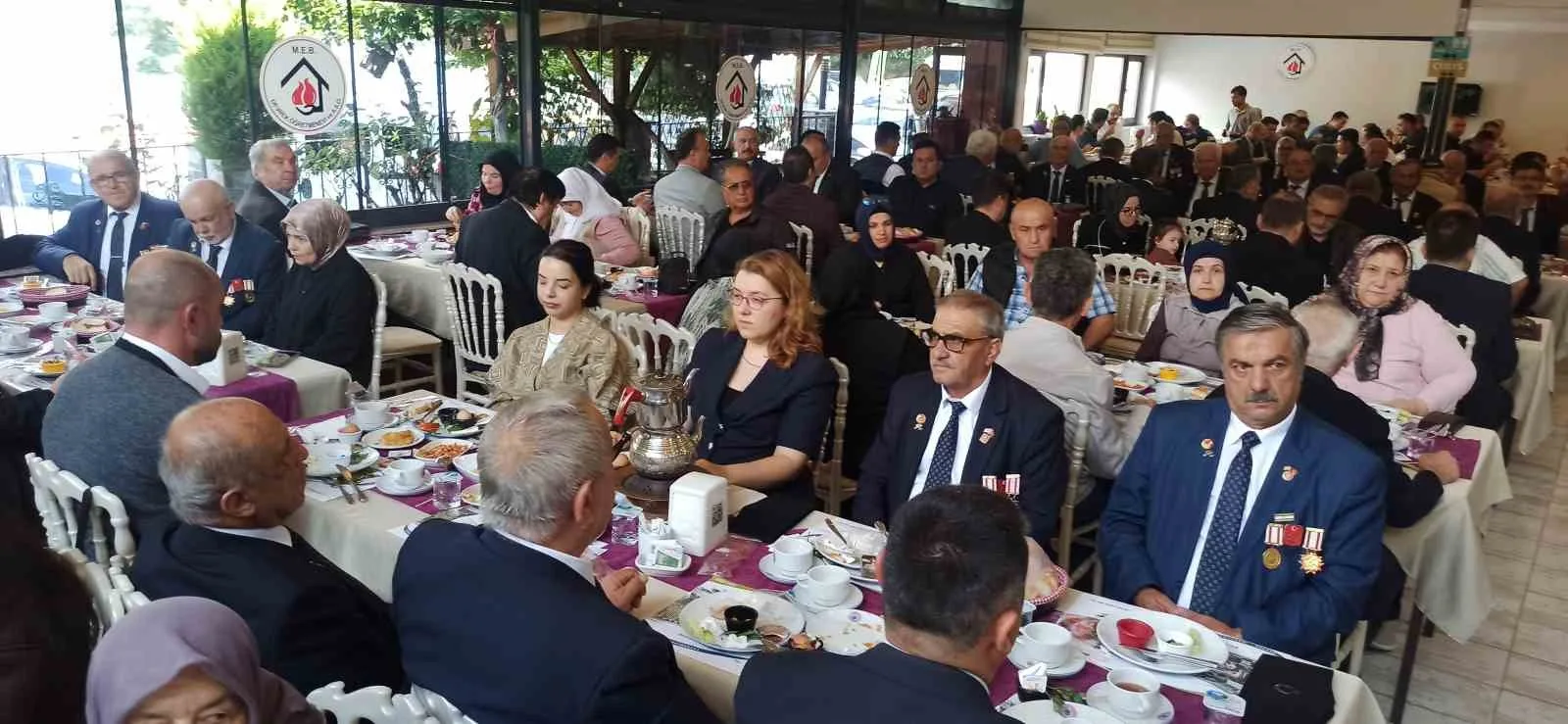 DEVREK'TE GAZİLER GÜNÜ NEDENİYLE DÜZENLENEN KAHVALTI  PROGRAMINDA BİR ARAYA GELEREK DAYANIŞMA VE KAYNAŞMANIN ÖRNEĞİNİ SERGİLEDİLER.