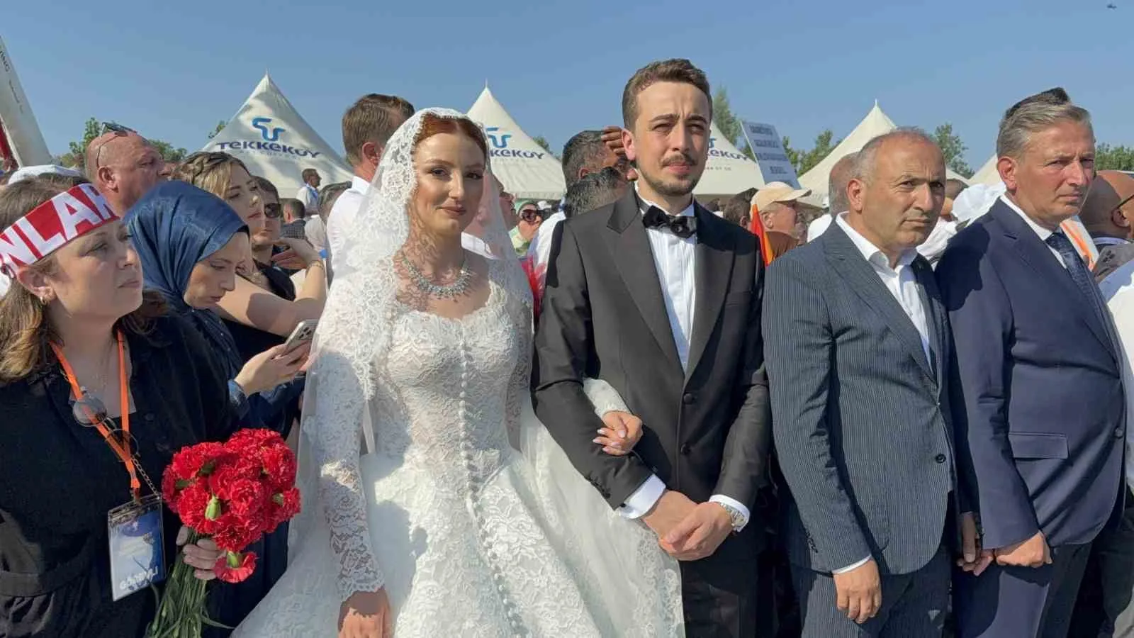 SAMSUN'UN TEKKEKÖY İLÇESİNDE CUMHURBAŞKANI RECEP TAYYİP ERDOĞAN'I KARŞILAMAK İÇİN TOPLANAN VATANDAŞLAR ARASINDA, DÜĞÜN GÜNLERİNDE GELİNLİK VE DAMATLIKLARIYLA ERDOĞAN'LA BULUŞAN GENÇ ÇİFT DİKKAT ÇEKTİ.