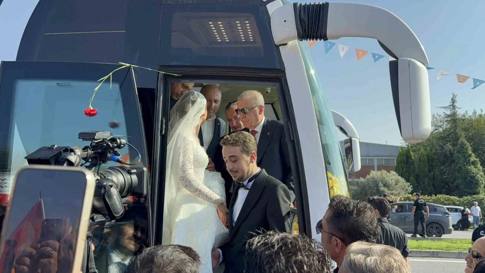 CUMHURBAŞKANI ERDOĞAN, GENÇ ÇİFTİ SEÇİM OTOBÜSÜNE DAVET ETTİ. OTOBÜSTE BİR SÜRE GELİN VE DAMATLA SOHBET EDEN ERDOĞAN, GELİNE HEDİYE TAKIP ÇİFTE MUTLULUKLAR DİLEDİ.