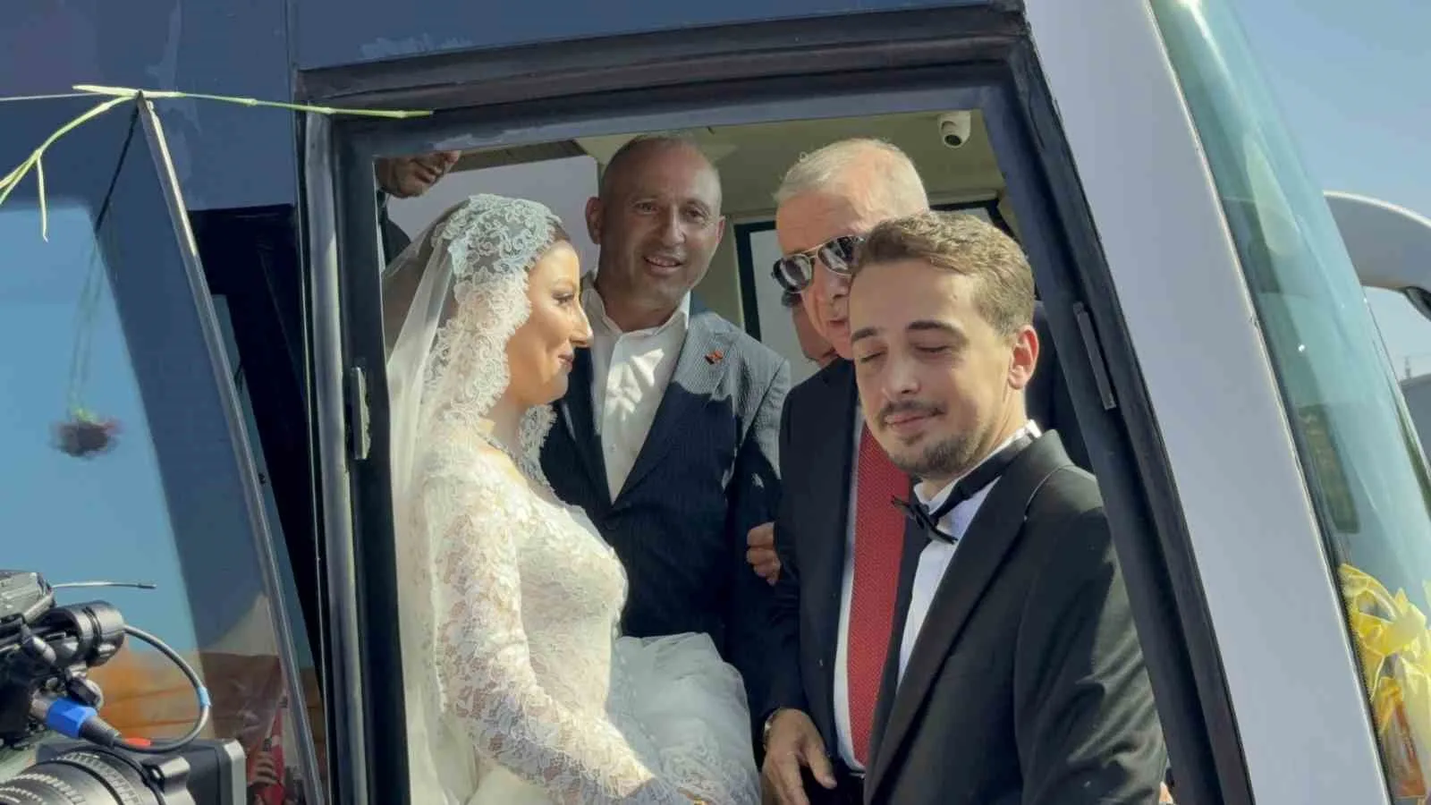 SAMSUN'UN TEKKEKÖY İLÇESİNDE CUMHURBAŞKANI RECEP TAYYİP ERDOĞAN'I KARŞILAMAK İÇİN TOPLANAN VATANDAŞLAR ARASINDA, DÜĞÜN GÜNLERİNDE GELİNLİK VE DAMATLIKLARIYLA ERDOĞAN'LA BULUŞAN GENÇ ÇİFT DİKKAT ÇEKTİ.