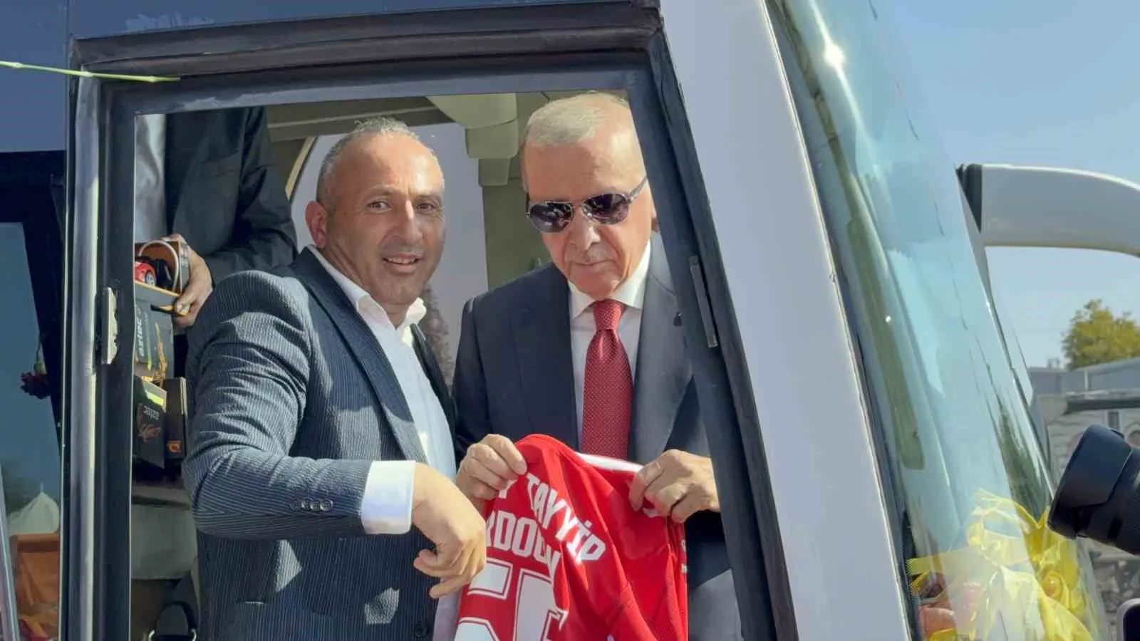 RECEP TAYYİP ERDOĞAN’A SAMSUNSPOR FORMASI HEDİYE EDİLDİ.