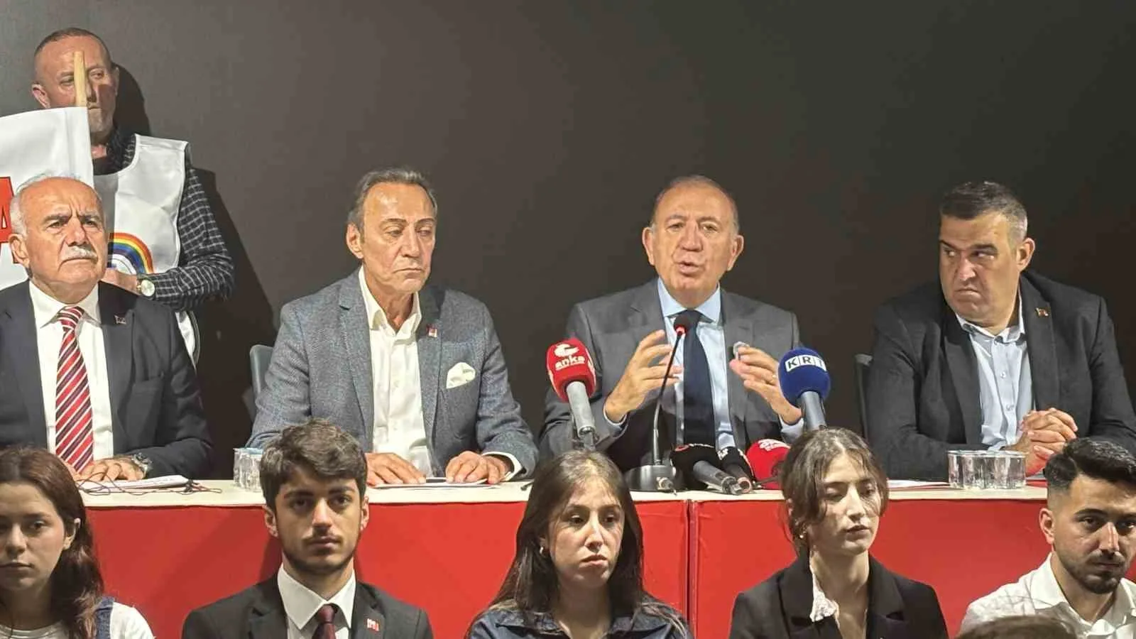 CUMHURİYET HALK PARTİSİ İSTANBUL İL BAŞKANLIĞI'NDA 16. ROZET TAKMA TÖRENİ DÜZENLENDİ.